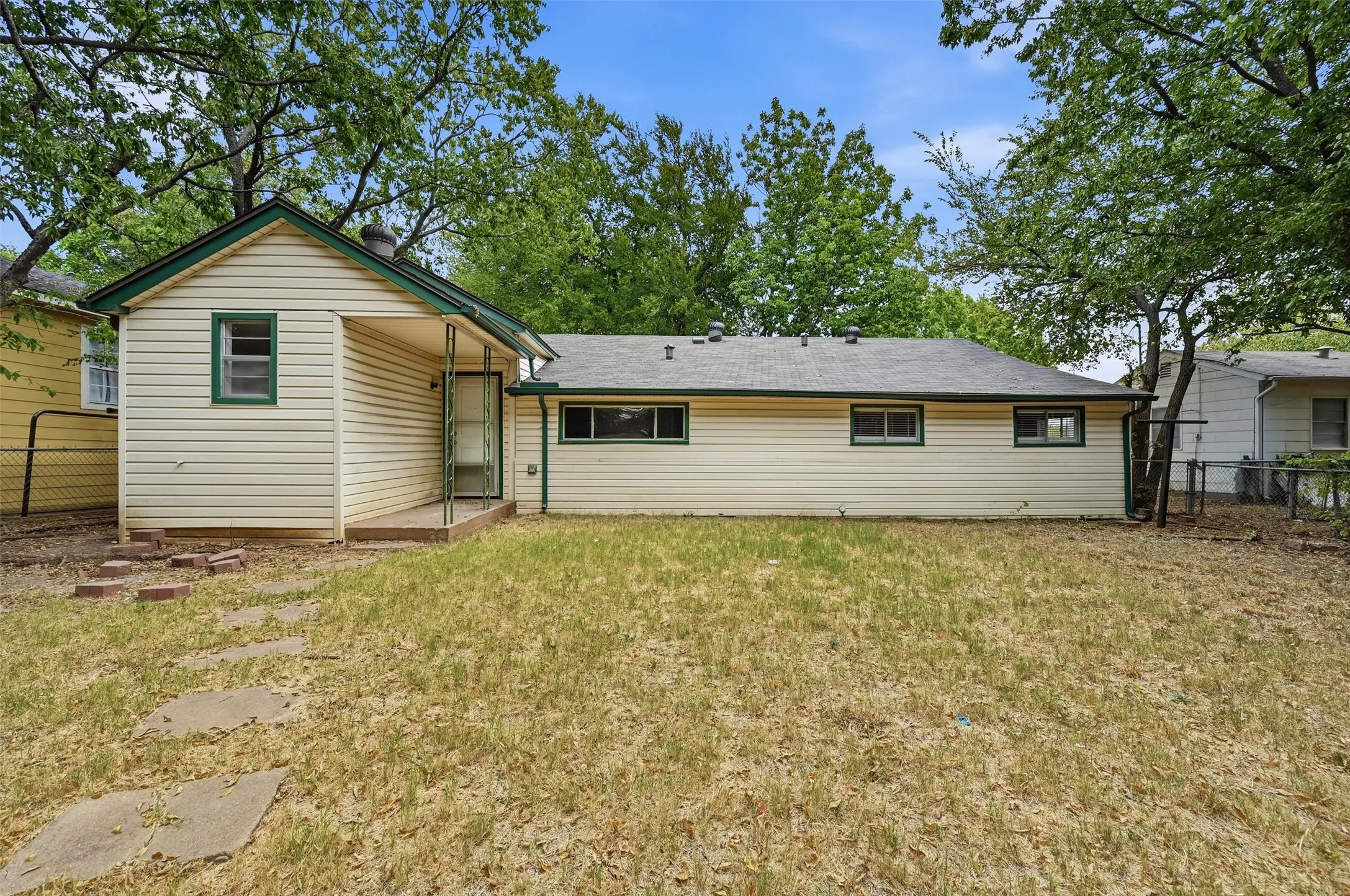 Single Family Residence For Rent in Grayson County , 920 S Lee Avenue, Sherman, Texas 75090, 3 Bedroom, 2 Bathroom, Garage spaces, 1,328 Sqft, built in 1949, mls#21369034, Real Estate Agent in Sherman, Homes For Rent in Grayson county, Homes For Rent in Sherman, Realtor in Sherman Texas, Real Estate Brokerage Independent Realty Texas, Luminita Cordes Realtor