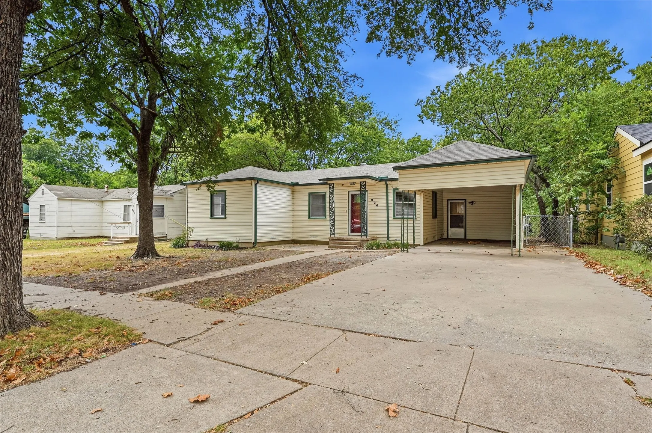Single Family Residence For Rent in Grayson County , 920 S Lee Avenue, Sherman, Texas 75090, 3 Bedroom, 2 Bathroom, Garage spaces, 1,328 Sqft, built in 1949, mls#21369034, Real Estate Agent in Sherman, Homes For Rent in Grayson county, Homes For Rent in Sherman, Realtor in Sherman Texas, Real Estate Brokerage Independent Realty Texas, Luminita Cordes Realtor