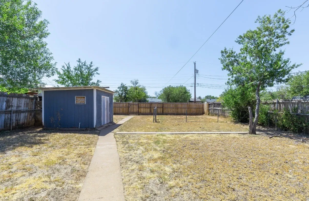 Single Family Residence For Sale in Taylor County , 1949 Vogel Street, Abilene, Texas 79603, 3 Bedroom, 2 Bathroom, Garage spaces, 1,514 Sqft, built in 1950, mls#21369138, Real Estate Agent in Abilene, Homes For Sale in Taylor county, Homes For Sale in Abilene, Realtor in Abilene Texas, Real Estate Brokerage Independent Realty Texas, Luminita Cordes Realtor