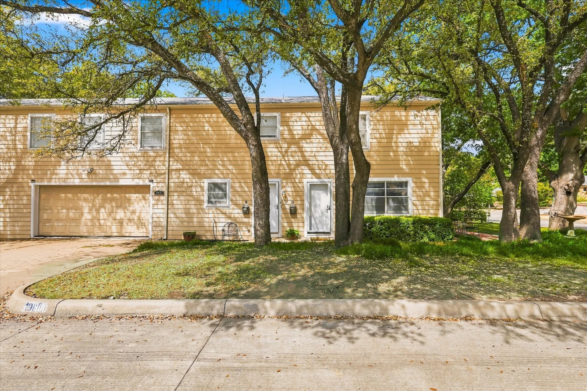 Quadruplex For Rent in Tarrant County , 1900 Sutter Street A, Fort Worth, Texas 76107, 2 Bedroom, 2 Bathroom, 1 Garage spaces, 1,250 Sqft, built in 1947, mls#21369124, Real Estate Agent in Fort Worth, Homes For Rent in Tarrant county, Homes For Rent in Fort Worth, Realtor in Fort Worth Texas, Real Estate Brokerage Independent Realty Texas, Luminita Cordes Realtor