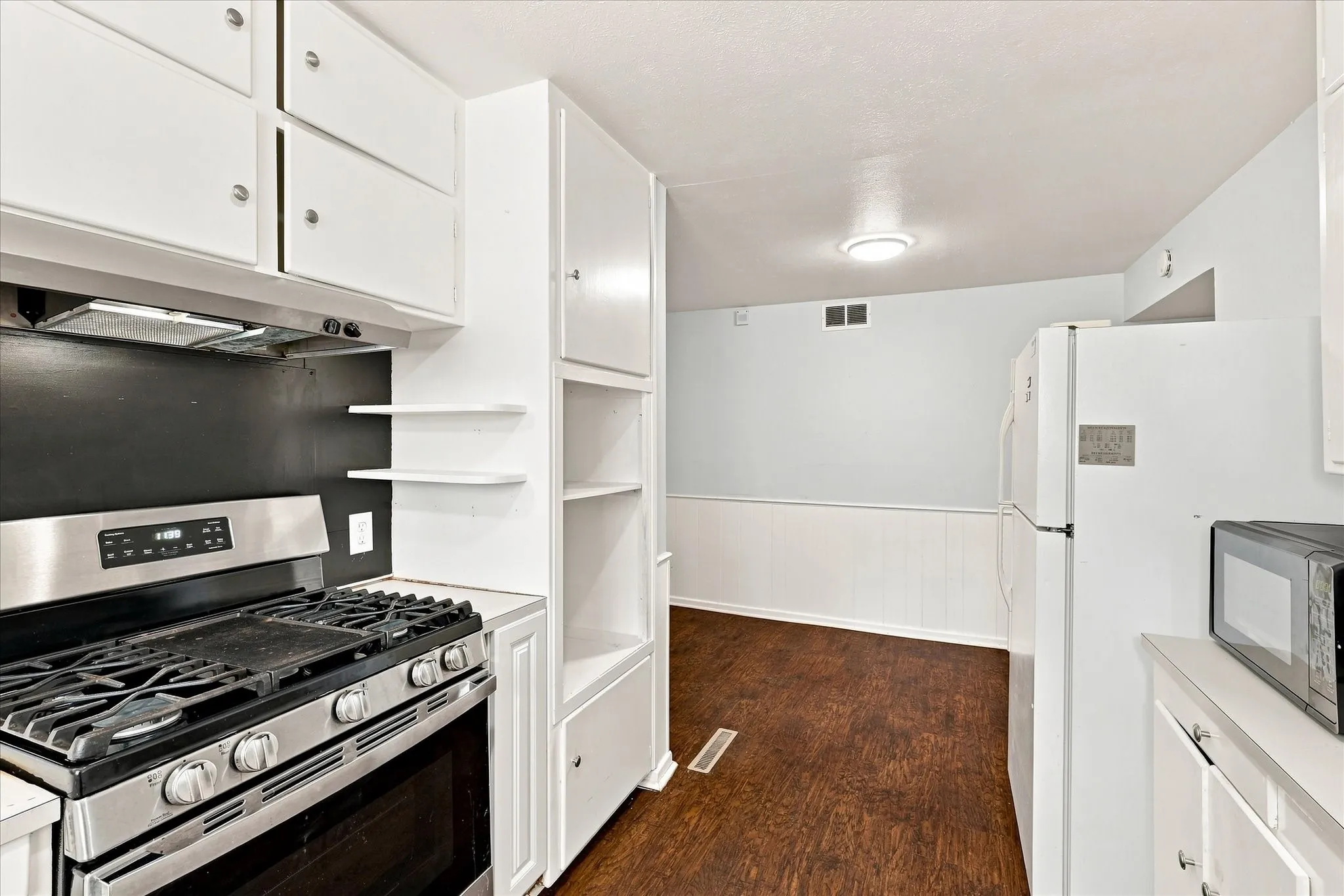 Quadruplex For Rent in Tarrant County , 1900 Sutter Street A, Fort Worth, Texas 76107, 2 Bedroom, 2 Bathroom, 1 Garage spaces, 1,250 Sqft, built in 1947, mls#21369124, Real Estate Agent in Fort Worth, Homes For Rent in Tarrant county, Homes For Rent in Fort Worth, Realtor in Fort Worth Texas, Real Estate Brokerage Independent Realty Texas, Luminita Cordes Realtor