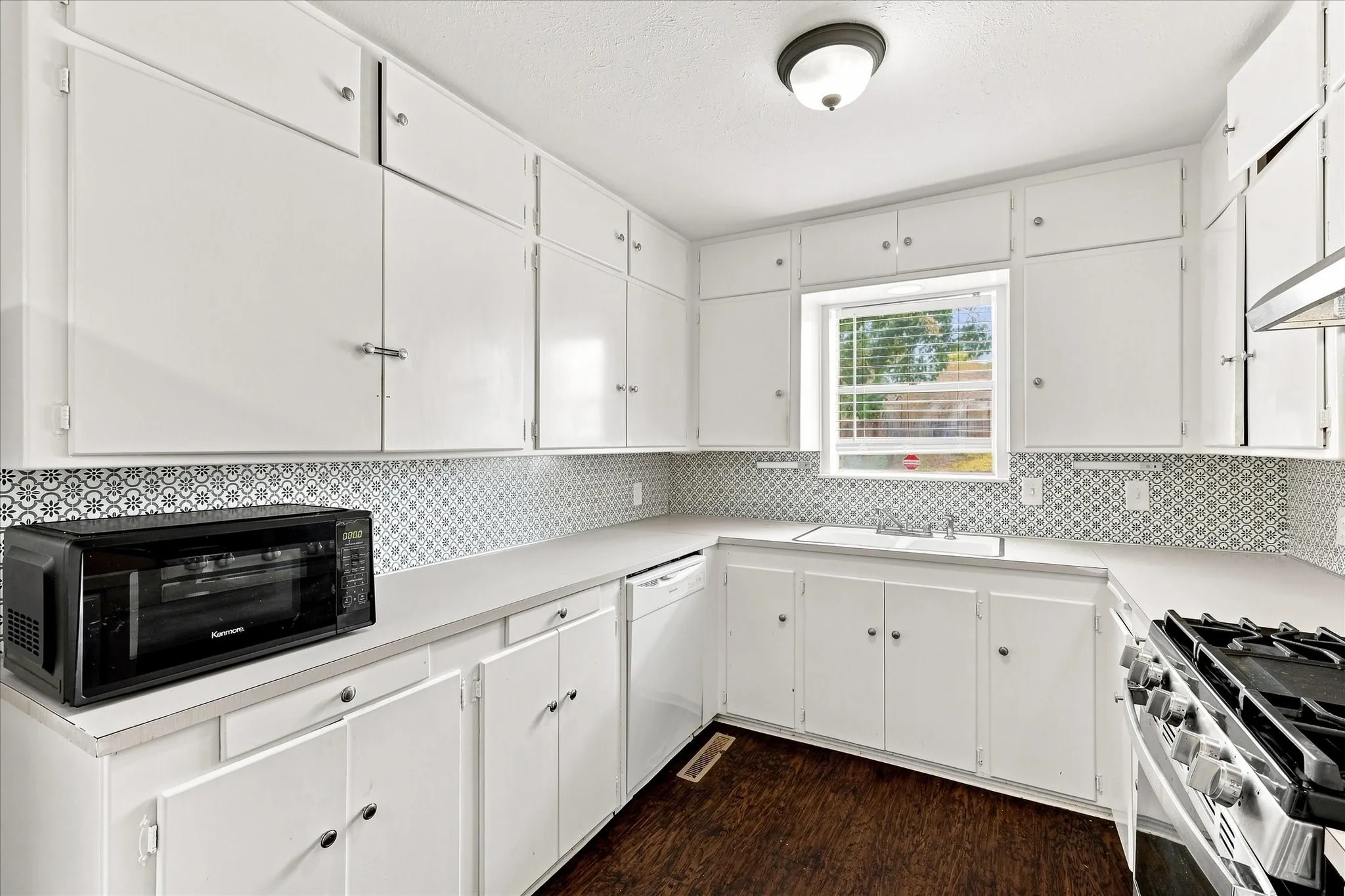 Quadruplex For Rent in Tarrant County , 1900 Sutter Street A, Fort Worth, Texas 76107, 2 Bedroom, 2 Bathroom, 1 Garage spaces, 1,250 Sqft, built in 1947, mls#21369124, Real Estate Agent in Fort Worth, Homes For Rent in Tarrant county, Homes For Rent in Fort Worth, Realtor in Fort Worth Texas, Real Estate Brokerage Independent Realty Texas, Luminita Cordes Realtor