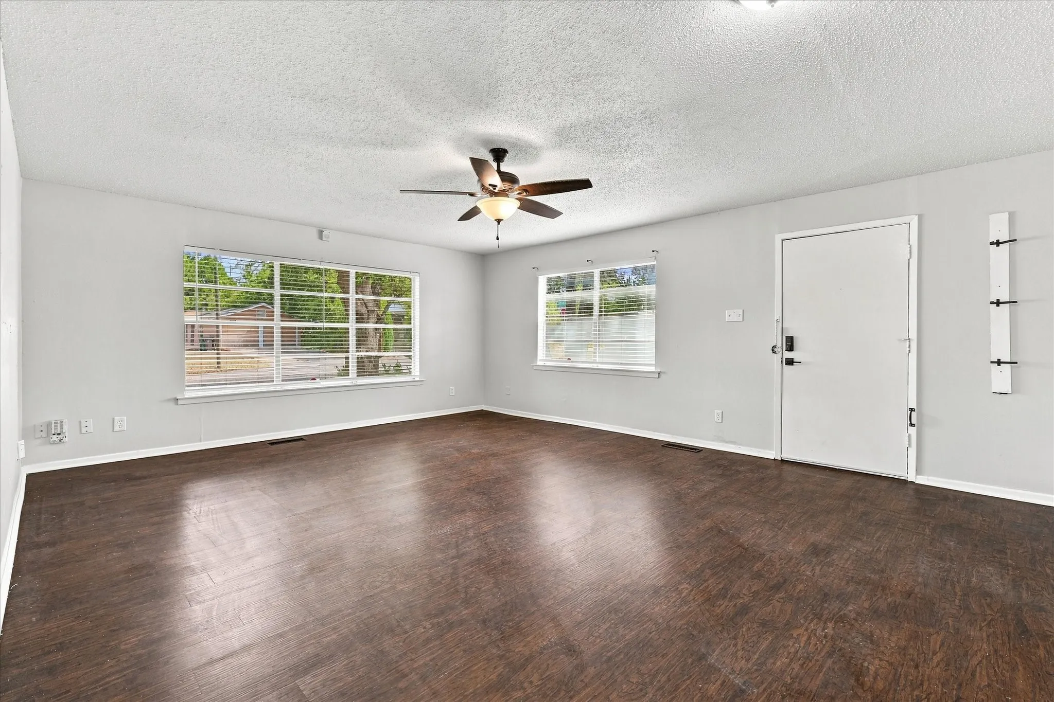Quadruplex For Rent in Tarrant County , 1900 Sutter Street A, Fort Worth, Texas 76107, 2 Bedroom, 2 Bathroom, 1 Garage spaces, 1,250 Sqft, built in 1947, mls#21369124, Real Estate Agent in Fort Worth, Homes For Rent in Tarrant county, Homes For Rent in Fort Worth, Realtor in Fort Worth Texas, Real Estate Brokerage Independent Realty Texas, Luminita Cordes Realtor