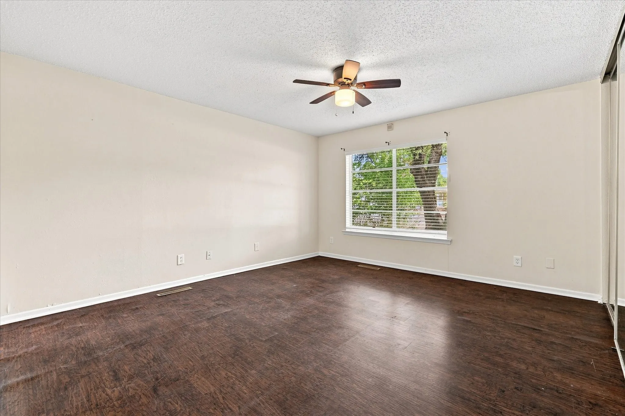 Quadruplex For Rent in Tarrant County , 1900 Sutter Street A, Fort Worth, Texas 76107, 2 Bedroom, 2 Bathroom, 1 Garage spaces, 1,250 Sqft, built in 1947, mls#21369124, Real Estate Agent in Fort Worth, Homes For Rent in Tarrant county, Homes For Rent in Fort Worth, Realtor in Fort Worth Texas, Real Estate Brokerage Independent Realty Texas, Luminita Cordes Realtor