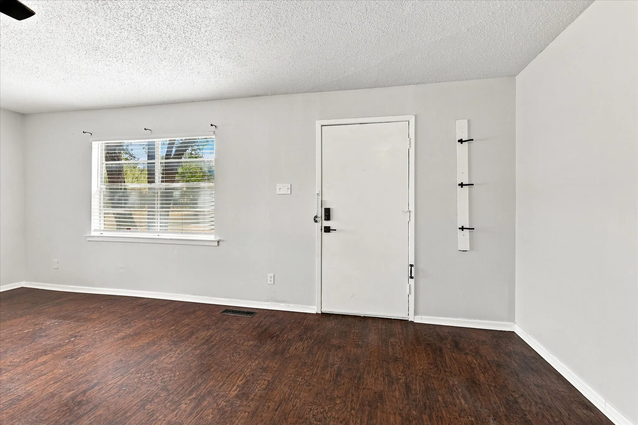 Quadruplex For Rent in Tarrant County , 1900 Sutter Street A, Fort Worth, Texas 76107, 2 Bedroom, 2 Bathroom, 1 Garage spaces, 1,250 Sqft, built in 1947, mls#21369124, Real Estate Agent in Fort Worth, Homes For Rent in Tarrant county, Homes For Rent in Fort Worth, Realtor in Fort Worth Texas, Real Estate Brokerage Independent Realty Texas, Luminita Cordes Realtor