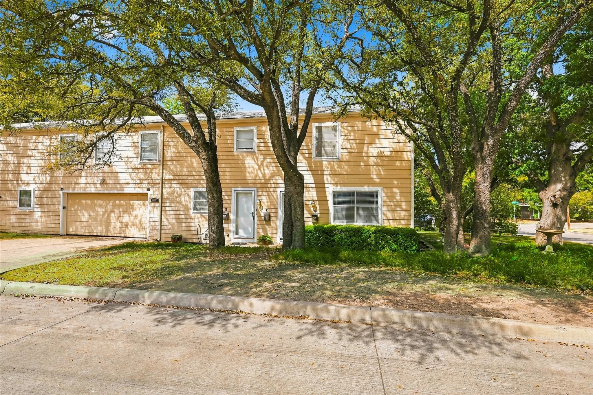 Quadruplex For Rent in Tarrant County , 1900 Sutter Street A, Fort Worth, Texas 76107, 2 Bedroom, 2 Bathroom, 1 Garage spaces, 1,250 Sqft, built in 1947, mls#21369124, Real Estate Agent in Fort Worth, Homes For Rent in Tarrant county, Homes For Rent in Fort Worth, Realtor in Fort Worth Texas, Real Estate Brokerage Independent Realty Texas, Luminita Cordes Realtor