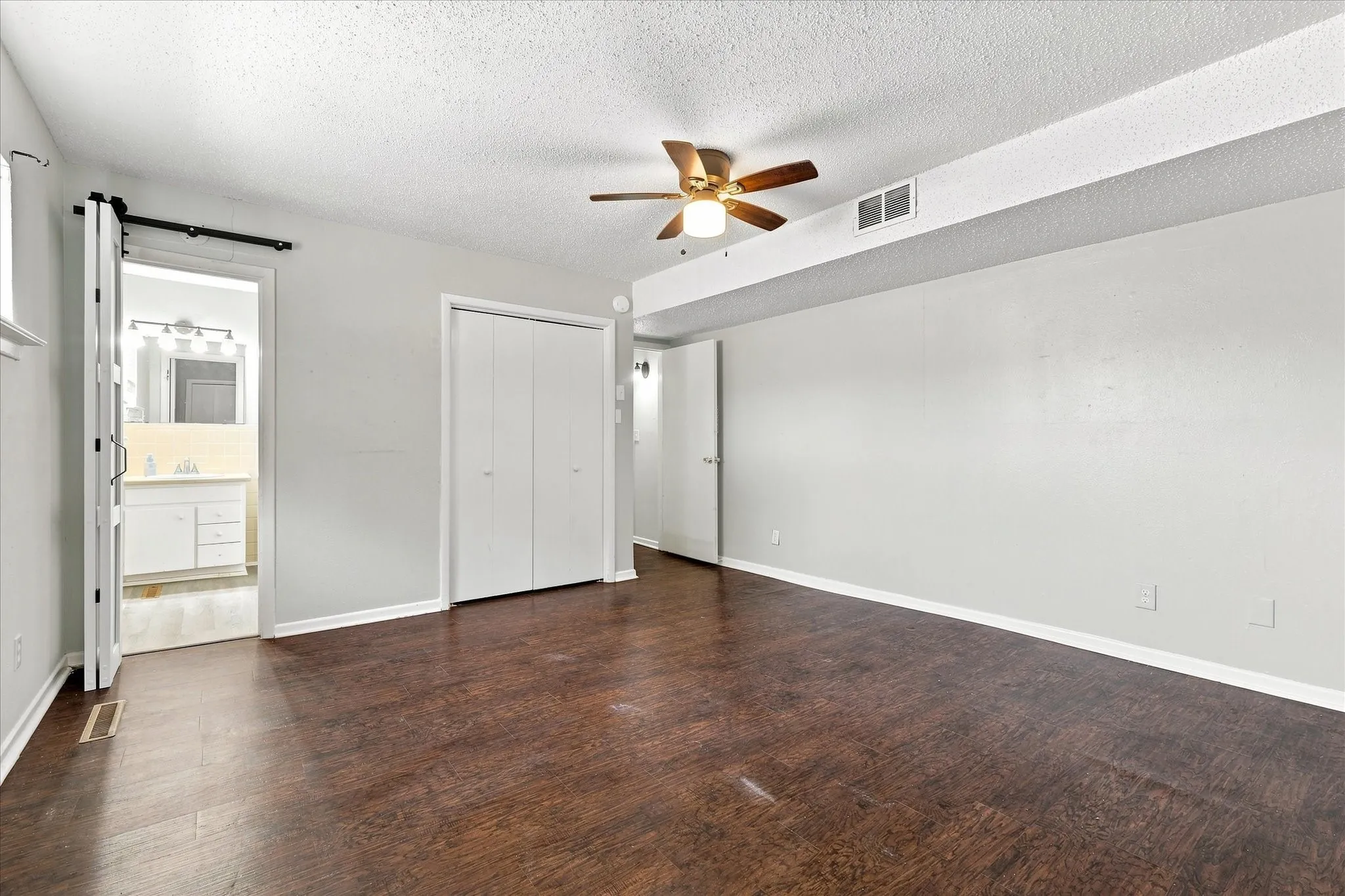 Quadruplex For Rent in Tarrant County , 1900 Sutter Street A, Fort Worth, Texas 76107, 2 Bedroom, 2 Bathroom, 1 Garage spaces, 1,250 Sqft, built in 1947, mls#21369124, Real Estate Agent in Fort Worth, Homes For Rent in Tarrant county, Homes For Rent in Fort Worth, Realtor in Fort Worth Texas, Real Estate Brokerage Independent Realty Texas, Luminita Cordes Realtor