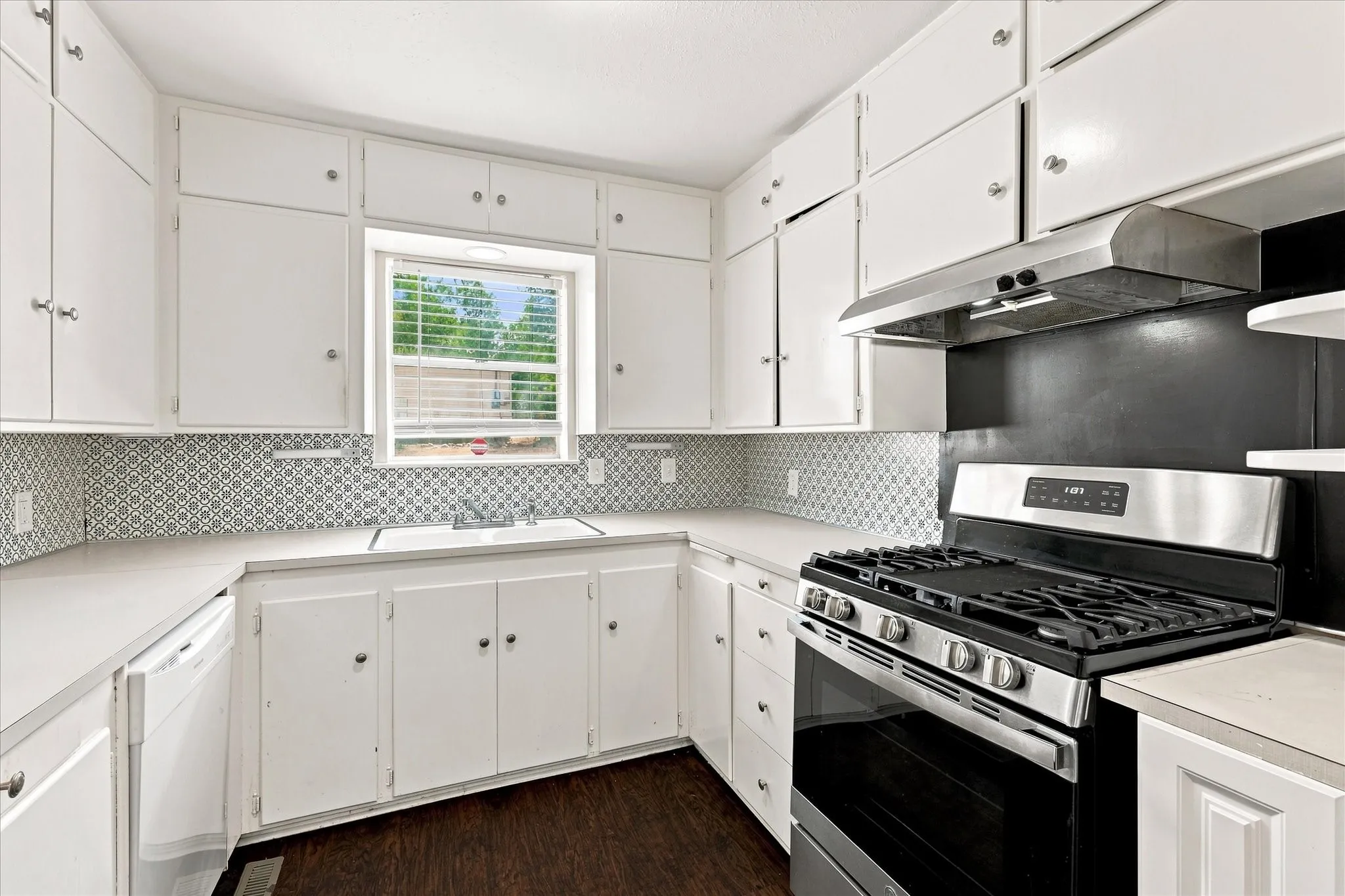 Quadruplex For Rent in Tarrant County , 1900 Sutter Street A, Fort Worth, Texas 76107, 2 Bedroom, 2 Bathroom, 1 Garage spaces, 1,250 Sqft, built in 1947, mls#21369124, Real Estate Agent in Fort Worth, Homes For Rent in Tarrant county, Homes For Rent in Fort Worth, Realtor in Fort Worth Texas, Real Estate Brokerage Independent Realty Texas, Luminita Cordes Realtor