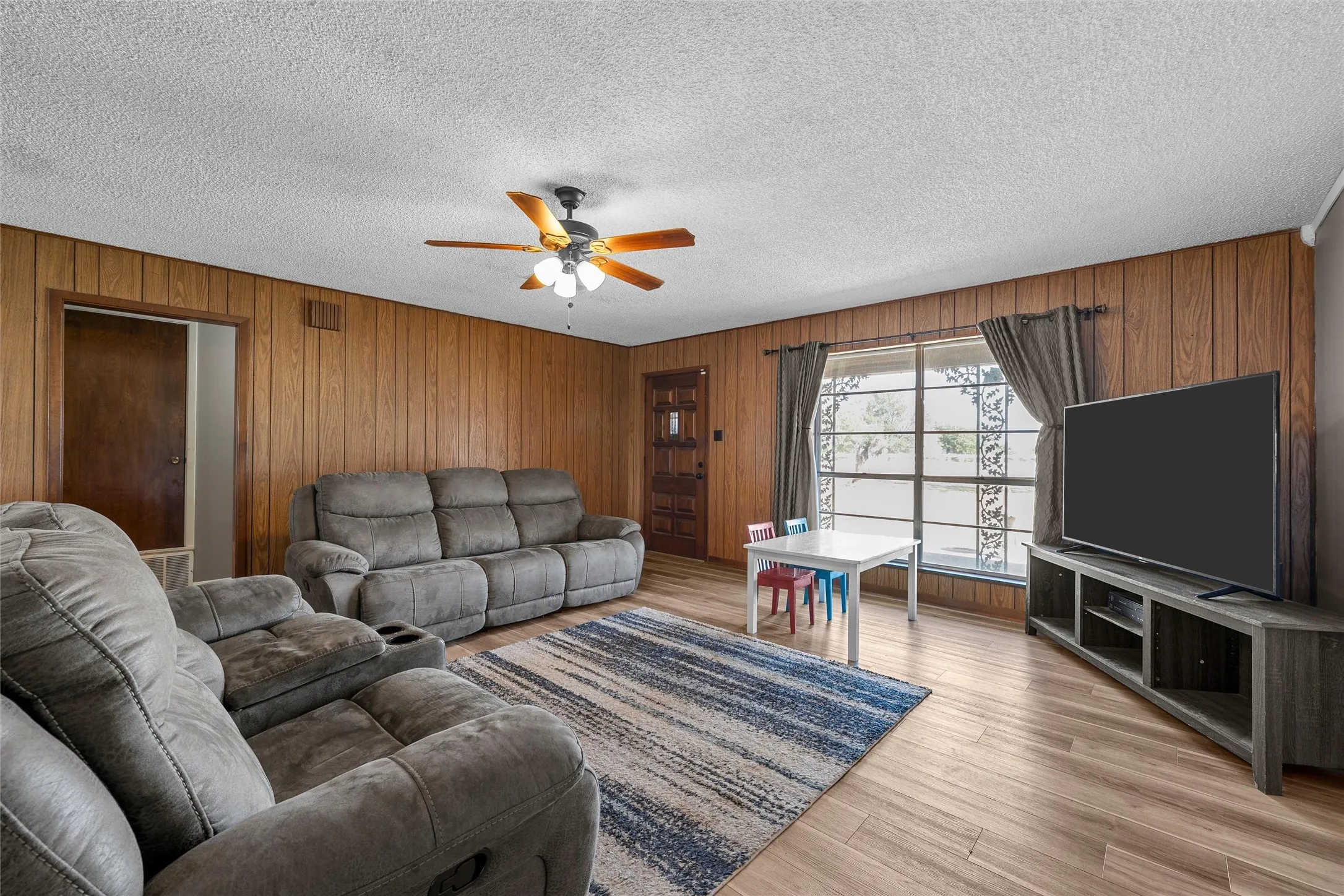 Single Family Residence For Sale in Hill County , 405 FM 308, Mount Calm, Texas 76673, 3 Bedroom, 2 Bathroom, 2 Garage spaces, 1,765 Sqft, built in 1973, mls#21364663, Real Estate Agent in Mount Calm, Homes For Sale in Hill county, Homes For Sale in Mount Calm, Realtor in Mount Calm Texas, Real Estate Brokerage Independent Realty Texas, Luminita Cordes Realtor