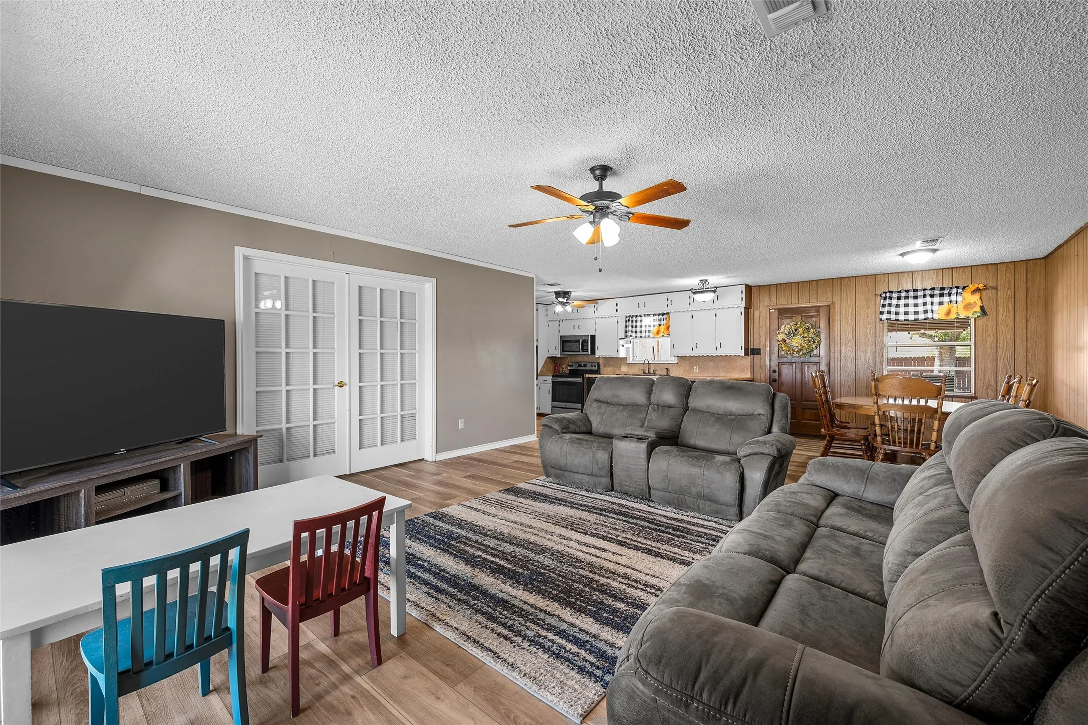 Single Family Residence For Sale in Hill County , 405 FM 308, Mount Calm, Texas 76673, 3 Bedroom, 2 Bathroom, 2 Garage spaces, 1,765 Sqft, built in 1973, mls#21364663, Real Estate Agent in Mount Calm, Homes For Sale in Hill county, Homes For Sale in Mount Calm, Realtor in Mount Calm Texas, Real Estate Brokerage Independent Realty Texas, Luminita Cordes Realtor