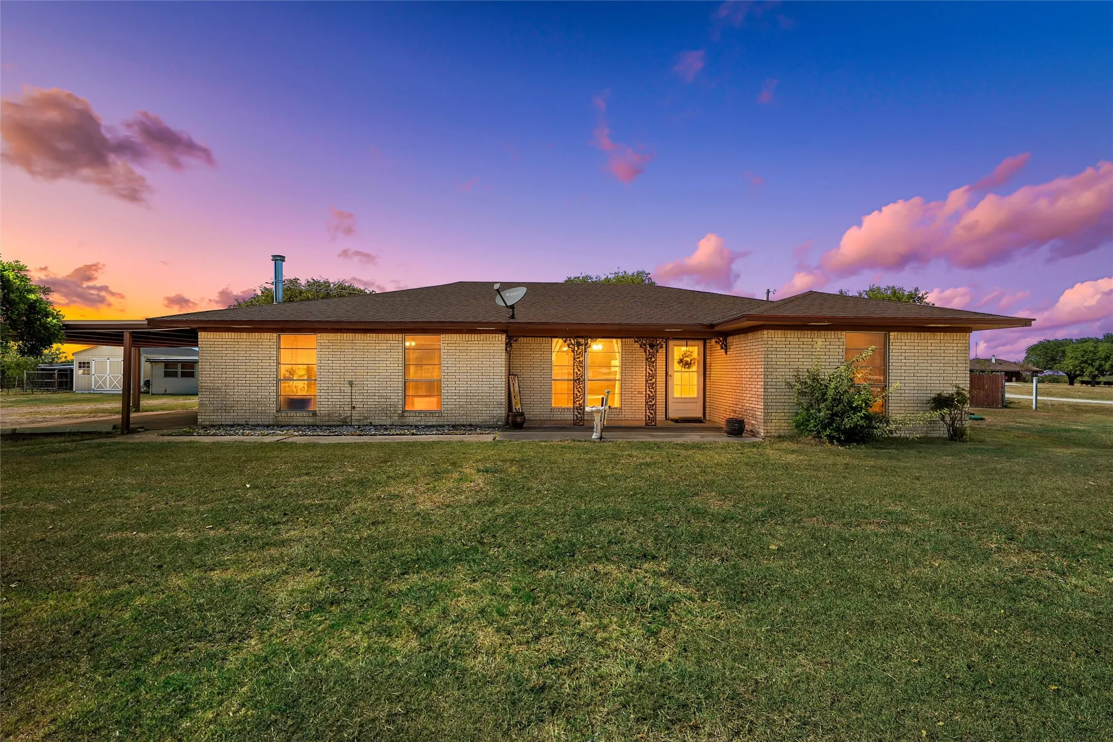 Single Family Residence For Sale in Hill County , 405 FM 308, Mount Calm, Texas 76673, 3 Bedroom, 2 Bathroom, 2 Garage spaces, 1,765 Sqft, built in 1973, mls#21364663, Real Estate Agent in Mount Calm, Homes For Sale in Hill county, Homes For Sale in Mount Calm, Realtor in Mount Calm Texas, Real Estate Brokerage Independent Realty Texas, Luminita Cordes Realtor