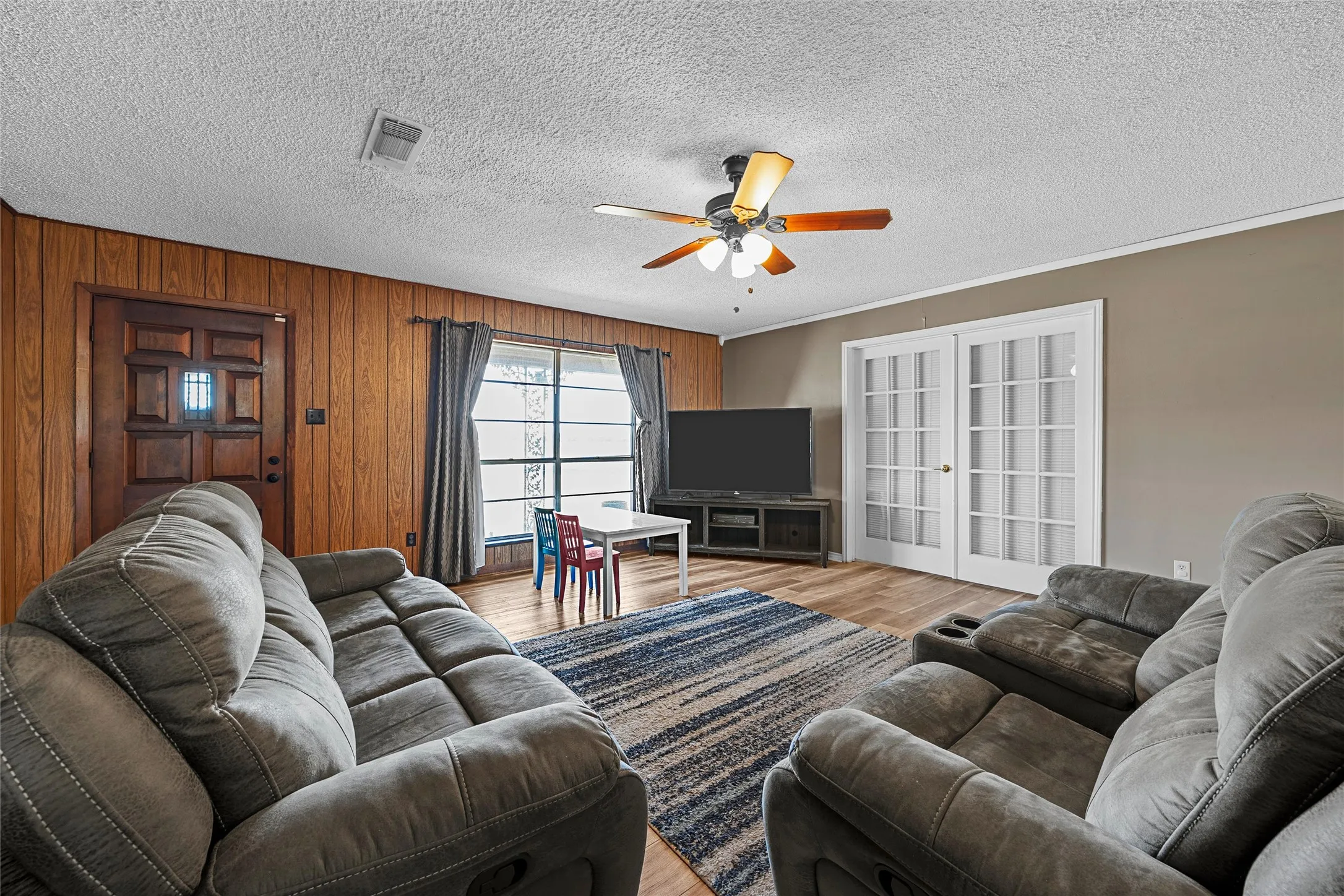 Single Family Residence For Sale in Hill County , 405 FM 308, Mount Calm, Texas 76673, 3 Bedroom, 2 Bathroom, 2 Garage spaces, 1,765 Sqft, built in 1973, mls#21364663, Real Estate Agent in Mount Calm, Homes For Sale in Hill county, Homes For Sale in Mount Calm, Realtor in Mount Calm Texas, Real Estate Brokerage Independent Realty Texas, Luminita Cordes Realtor