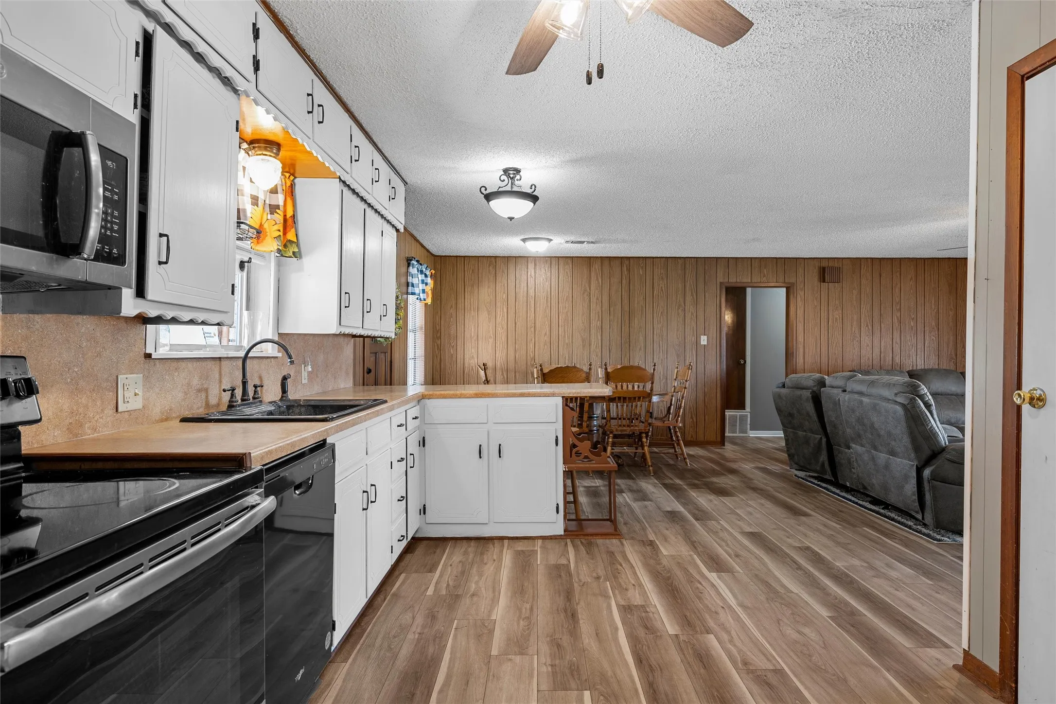 Single Family Residence For Sale in Hill County , 405 FM 308, Mount Calm, Texas 76673, 3 Bedroom, 2 Bathroom, 2 Garage spaces, 1,765 Sqft, built in 1973, mls#21364663, Real Estate Agent in Mount Calm, Homes For Sale in Hill county, Homes For Sale in Mount Calm, Realtor in Mount Calm Texas, Real Estate Brokerage Independent Realty Texas, Luminita Cordes Realtor
