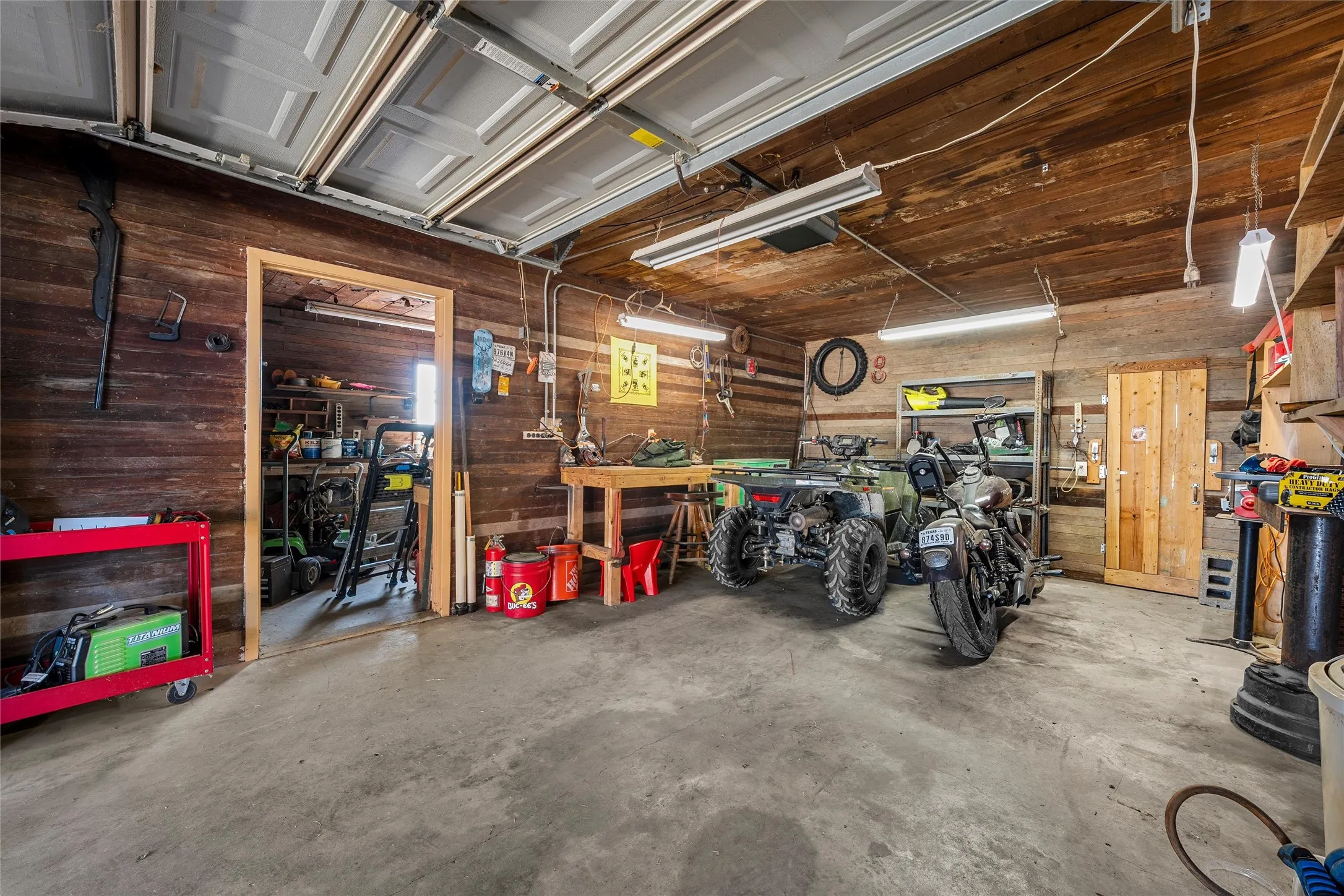 Single Family Residence For Sale in Hill County , 405 FM 308, Mount Calm, Texas 76673, 3 Bedroom, 2 Bathroom, 2 Garage spaces, 1,765 Sqft, built in 1973, mls#21364663, Real Estate Agent in Mount Calm, Homes For Sale in Hill county, Homes For Sale in Mount Calm, Realtor in Mount Calm Texas, Real Estate Brokerage Independent Realty Texas, Luminita Cordes Realtor