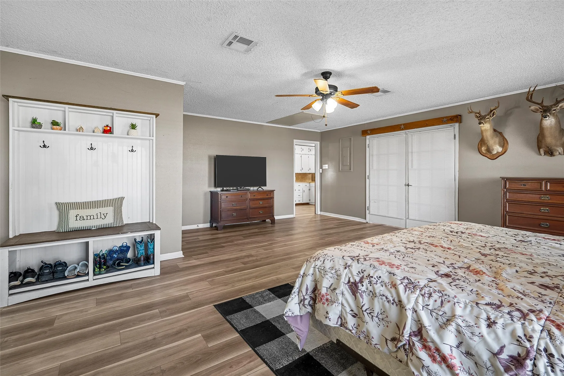 Single Family Residence For Sale in Hill County , 405 FM 308, Mount Calm, Texas 76673, 3 Bedroom, 2 Bathroom, 2 Garage spaces, 1,765 Sqft, built in 1973, mls#21364663, Real Estate Agent in Mount Calm, Homes For Sale in Hill county, Homes For Sale in Mount Calm, Realtor in Mount Calm Texas, Real Estate Brokerage Independent Realty Texas, Luminita Cordes Realtor