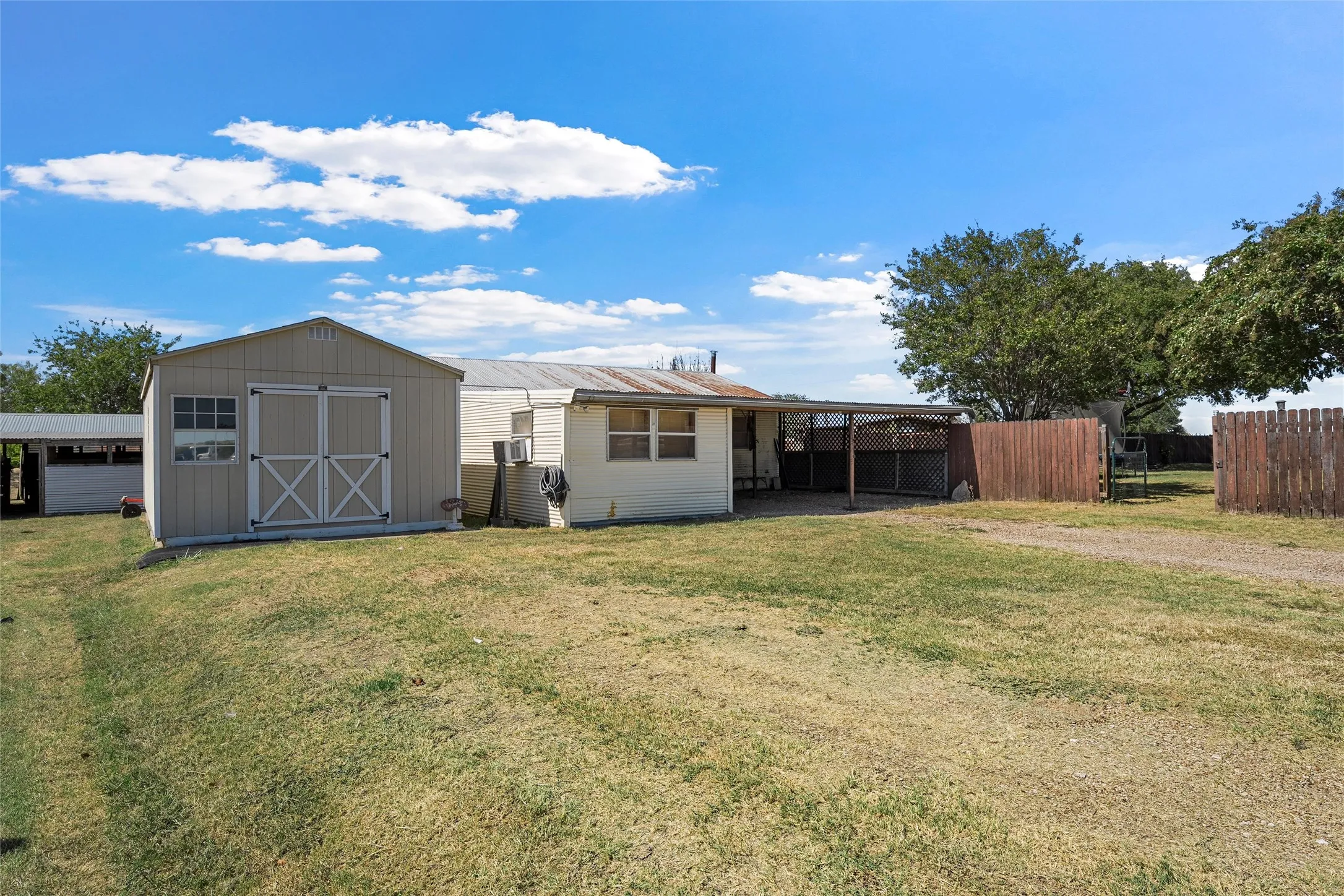 Single Family Residence For Sale in Hill County , 405 FM 308, Mount Calm, Texas 76673, 3 Bedroom, 2 Bathroom, 2 Garage spaces, 1,765 Sqft, built in 1973, mls#21364663, Real Estate Agent in Mount Calm, Homes For Sale in Hill county, Homes For Sale in Mount Calm, Realtor in Mount Calm Texas, Real Estate Brokerage Independent Realty Texas, Luminita Cordes Realtor