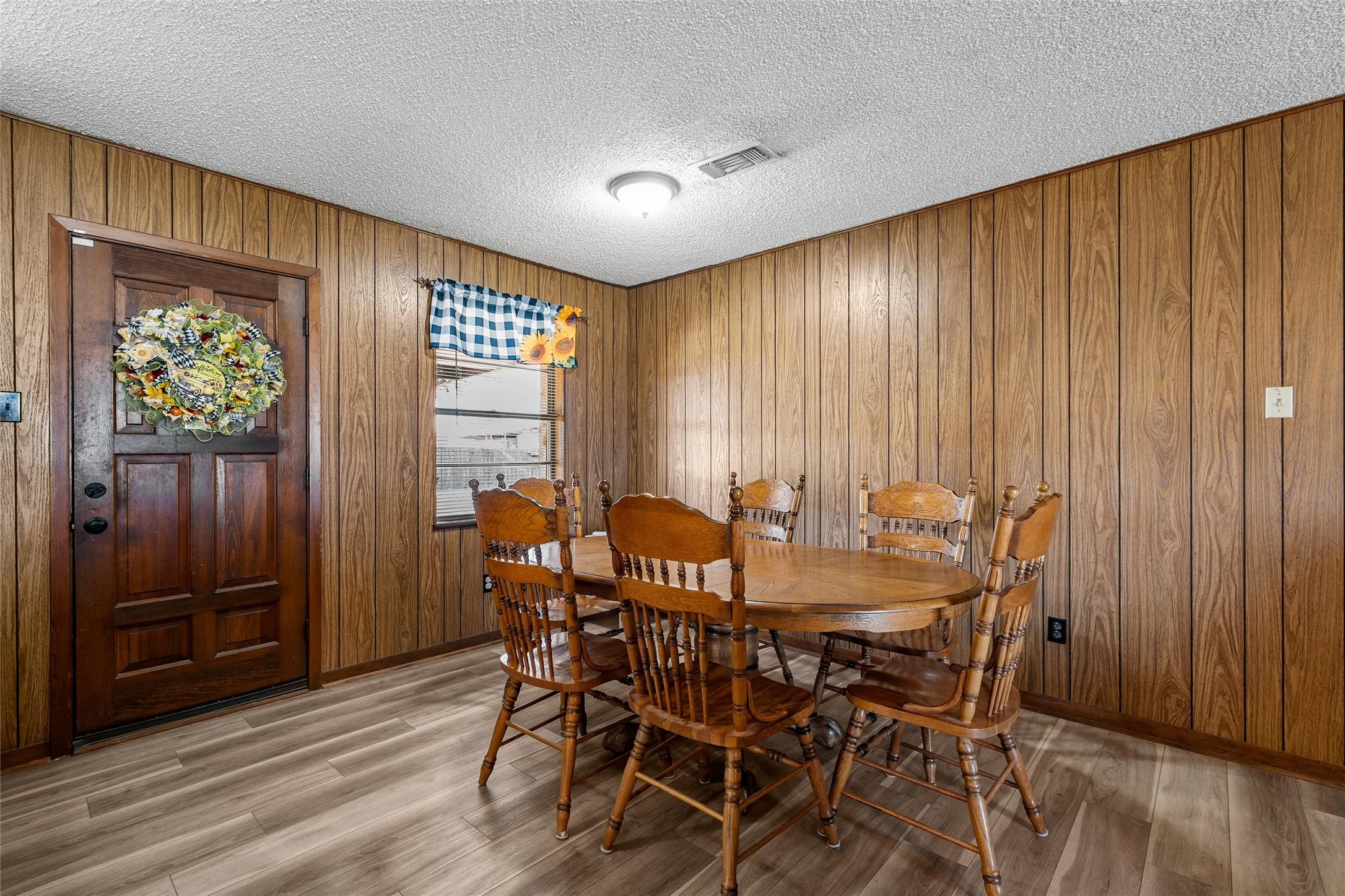 Single Family Residence For Sale in Hill County , 405 FM 308, Mount Calm, Texas 76673, 3 Bedroom, 2 Bathroom, 2 Garage spaces, 1,765 Sqft, built in 1973, mls#21364663, Real Estate Agent in Mount Calm, Homes For Sale in Hill county, Homes For Sale in Mount Calm, Realtor in Mount Calm Texas, Real Estate Brokerage Independent Realty Texas, Luminita Cordes Realtor