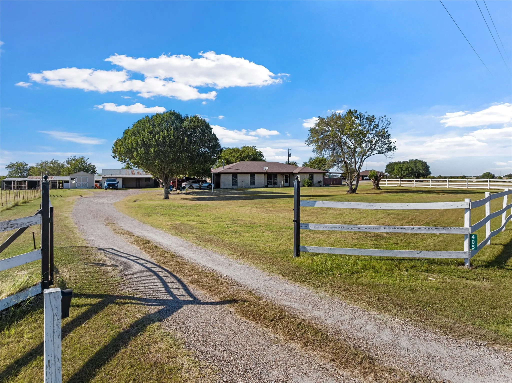 Single Family Residence For Sale in Hill County , 405 FM 308, Mount Calm, Texas 76673, 3 Bedroom, 2 Bathroom, 2 Garage spaces, 1,765 Sqft, built in 1973, mls#21364663, Real Estate Agent in Mount Calm, Homes For Sale in Hill county, Homes For Sale in Mount Calm, Realtor in Mount Calm Texas, Real Estate Brokerage Independent Realty Texas, Luminita Cordes Realtor