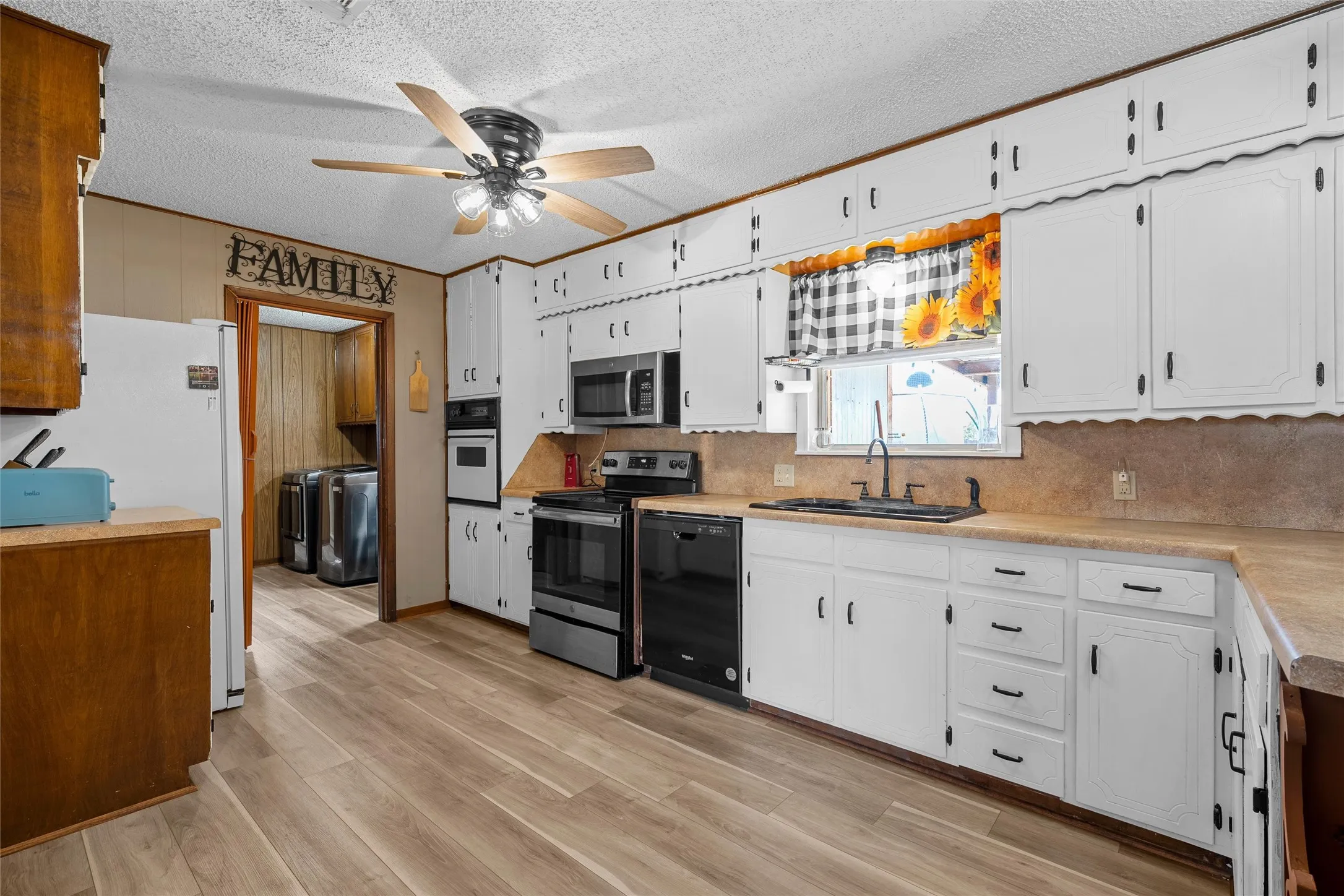 Single Family Residence For Sale in Hill County , 405 FM 308, Mount Calm, Texas 76673, 3 Bedroom, 2 Bathroom, 2 Garage spaces, 1,765 Sqft, built in 1973, mls#21364663, Real Estate Agent in Mount Calm, Homes For Sale in Hill county, Homes For Sale in Mount Calm, Realtor in Mount Calm Texas, Real Estate Brokerage Independent Realty Texas, Luminita Cordes Realtor