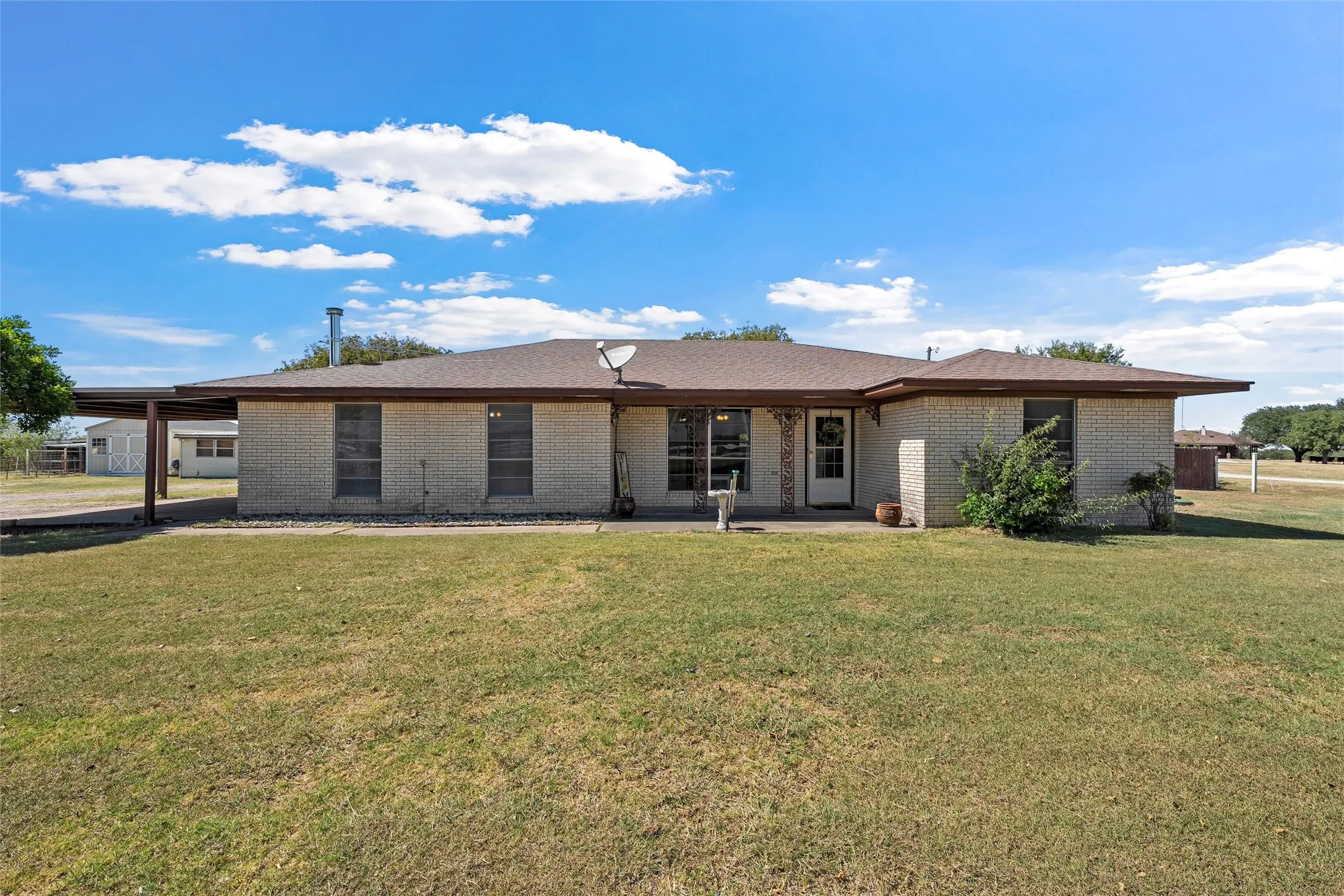 Single Family Residence For Sale in Hill County , 405 FM 308, Mount Calm, Texas 76673, 3 Bedroom, 2 Bathroom, 2 Garage spaces, 1,765 Sqft, built in 1973, mls#21364663, Real Estate Agent in Mount Calm, Homes For Sale in Hill county, Homes For Sale in Mount Calm, Realtor in Mount Calm Texas, Real Estate Brokerage Independent Realty Texas, Luminita Cordes Realtor