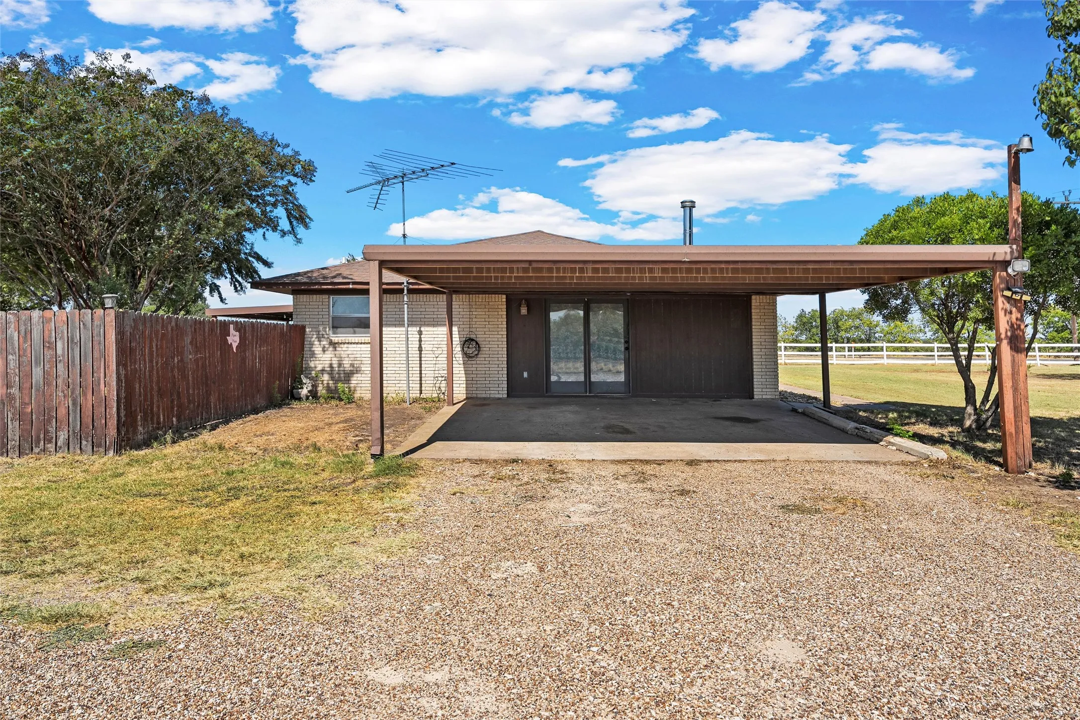 Single Family Residence For Sale in Hill County , 405 FM 308, Mount Calm, Texas 76673, 3 Bedroom, 2 Bathroom, 2 Garage spaces, 1,765 Sqft, built in 1973, mls#21364663, Real Estate Agent in Mount Calm, Homes For Sale in Hill county, Homes For Sale in Mount Calm, Realtor in Mount Calm Texas, Real Estate Brokerage Independent Realty Texas, Luminita Cordes Realtor
