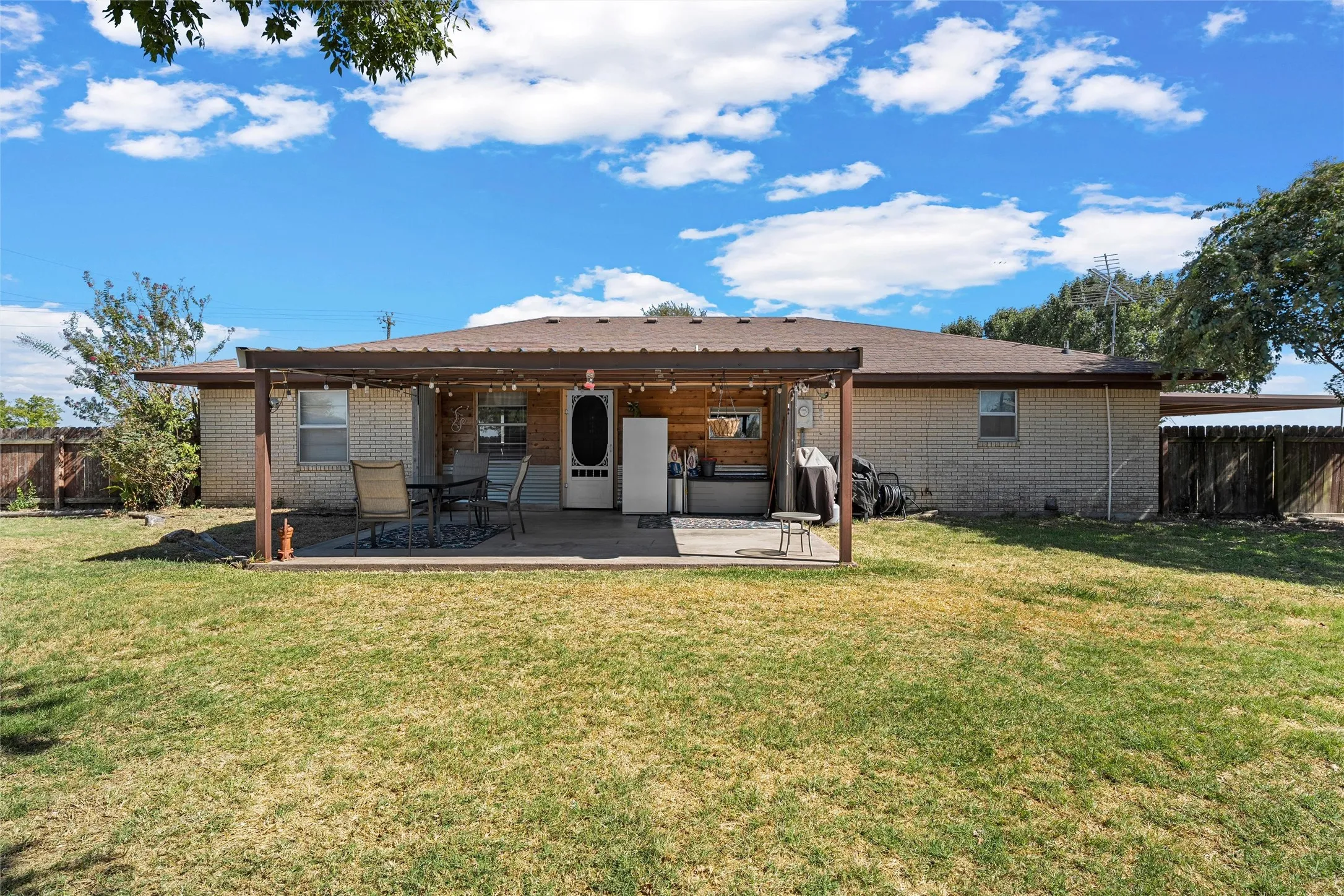 Single Family Residence For Sale in Hill County , 405 FM 308, Mount Calm, Texas 76673, 3 Bedroom, 2 Bathroom, 2 Garage spaces, 1,765 Sqft, built in 1973, mls#21364663, Real Estate Agent in Mount Calm, Homes For Sale in Hill county, Homes For Sale in Mount Calm, Realtor in Mount Calm Texas, Real Estate Brokerage Independent Realty Texas, Luminita Cordes Realtor