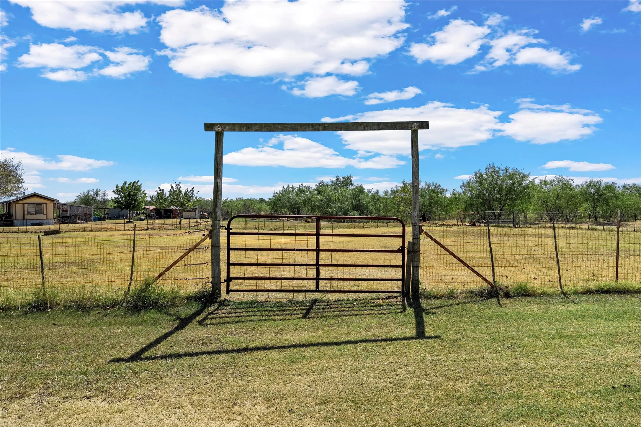 Single Family Residence For Sale in Hill County , 405 FM 308, Mount Calm, Texas 76673, 3 Bedroom, 2 Bathroom, 2 Garage spaces, 1,765 Sqft, built in 1973, mls#21364663, Real Estate Agent in Mount Calm, Homes For Sale in Hill county, Homes For Sale in Mount Calm, Realtor in Mount Calm Texas, Real Estate Brokerage Independent Realty Texas, Luminita Cordes Realtor