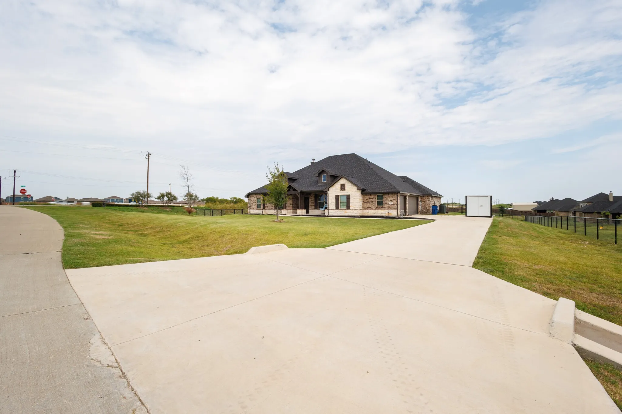 Single Family Residence For Sale in Denton County , 7604 Midway Ridge Trail, Ponder, Texas 76259, 4 Bedroom, 3 Bathroom, 3 Garage spaces, 2,832 Sqft, built in 2021, mls#21369176, Real Estate Agent in Ponder, Homes For Sale in Denton county, Homes For Sale in Ponder, Realtor in Ponder Texas, Real Estate Brokerage Independent Realty Texas, Luminita Cordes Realtor