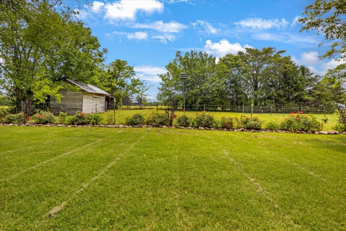 Single Family Residence For Sale in Smith County , 20272 County Road 4126, Lindale, Texas 75771, 5 Bedroom, 4 Bathroom, 2 Garage spaces, 4,125 Sqft, built in 1925, mls#21369182, Real Estate Agent in Lindale, Homes For Sale in Smith county, Homes For Sale in Lindale, Realtor in Lindale Texas, Real Estate Brokerage Independent Realty Texas, Luminita Cordes Realtor