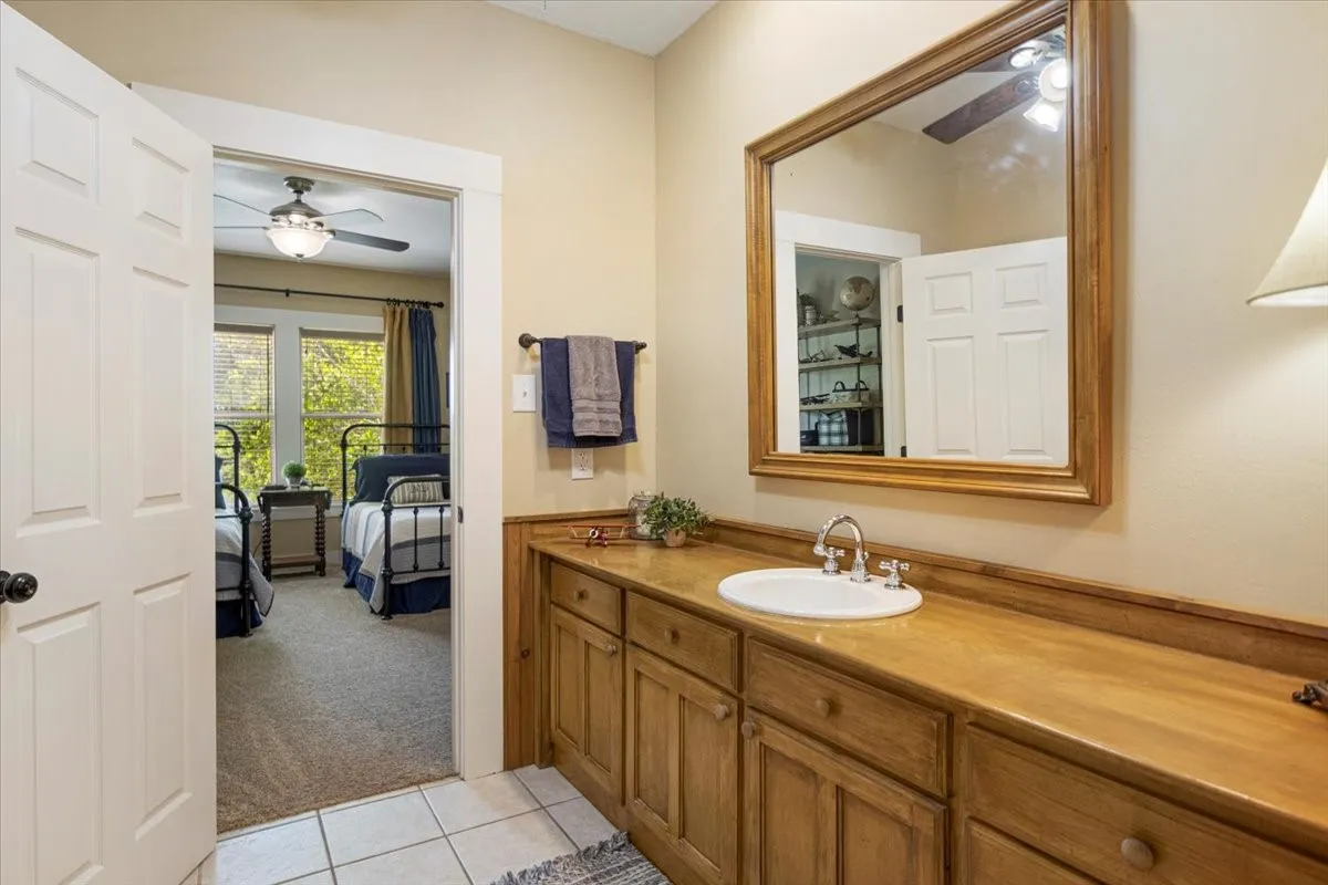 Single Family Residence For Sale in Smith County , 20272 County Road 4126, Lindale, Texas 75771, 5 Bedroom, 4 Bathroom, 2 Garage spaces, 4,125 Sqft, built in 1925, mls#21369182, Real Estate Agent in Lindale, Homes For Sale in Smith county, Homes For Sale in Lindale, Realtor in Lindale Texas, Real Estate Brokerage Independent Realty Texas, Luminita Cordes Realtor