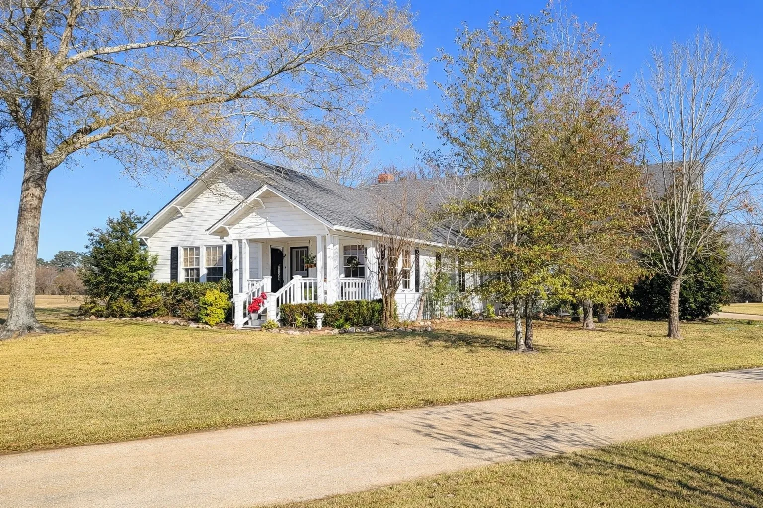 Single Family Residence For Sale in Smith County , 20272 County Road 4126, Lindale, Texas 75771, 5 Bedroom, 4 Bathroom, 2 Garage spaces, 4,125 Sqft, built in 1925, mls#21369182, Real Estate Agent in Lindale, Homes For Sale in Smith county, Homes For Sale in Lindale, Realtor in Lindale Texas, Real Estate Brokerage Independent Realty Texas, Luminita Cordes Realtor