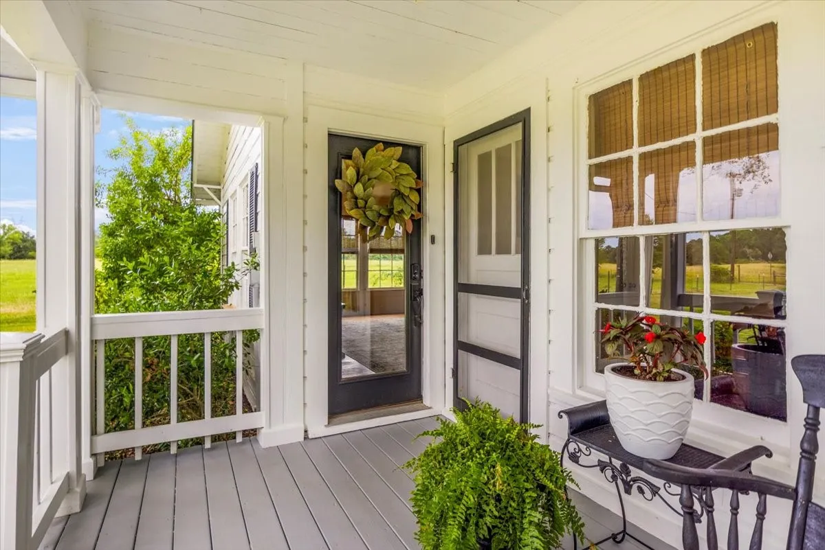 Single Family Residence For Sale in Smith County , 20272 County Road 4126, Lindale, Texas 75771, 5 Bedroom, 4 Bathroom, 2 Garage spaces, 4,125 Sqft, built in 1925, mls#21369182, Real Estate Agent in Lindale, Homes For Sale in Smith county, Homes For Sale in Lindale, Realtor in Lindale Texas, Real Estate Brokerage Independent Realty Texas, Luminita Cordes Realtor
