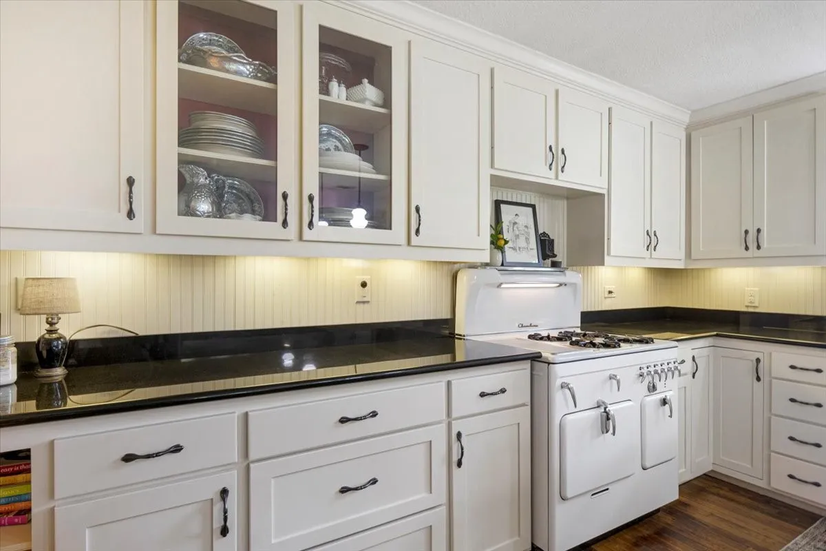 Single Family Residence For Sale in Smith County , 20272 County Road 4126, Lindale, Texas 75771, 5 Bedroom, 4 Bathroom, 2 Garage spaces, 4,125 Sqft, built in 1925, mls#21369182, Real Estate Agent in Lindale, Homes For Sale in Smith county, Homes For Sale in Lindale, Realtor in Lindale Texas, Real Estate Brokerage Independent Realty Texas, Luminita Cordes Realtor