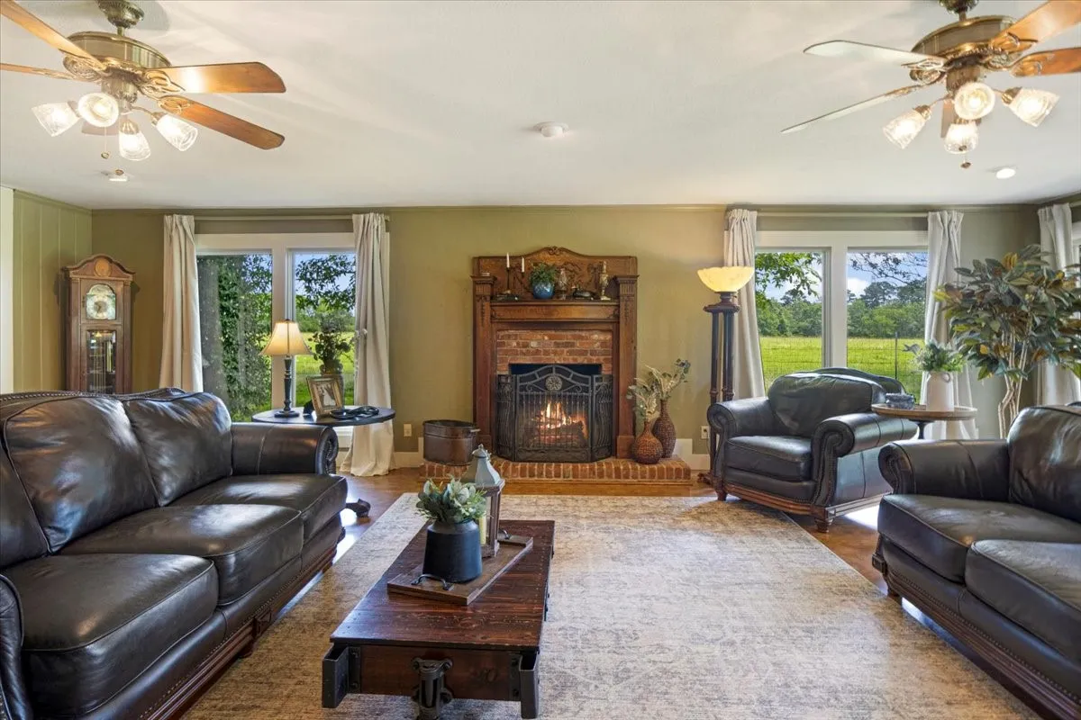 Single Family Residence For Sale in Smith County , 20272 County Road 4126, Lindale, Texas 75771, 5 Bedroom, 4 Bathroom, 2 Garage spaces, 4,125 Sqft, built in 1925, mls#21369182, Real Estate Agent in Lindale, Homes For Sale in Smith county, Homes For Sale in Lindale, Realtor in Lindale Texas, Real Estate Brokerage Independent Realty Texas, Luminita Cordes Realtor