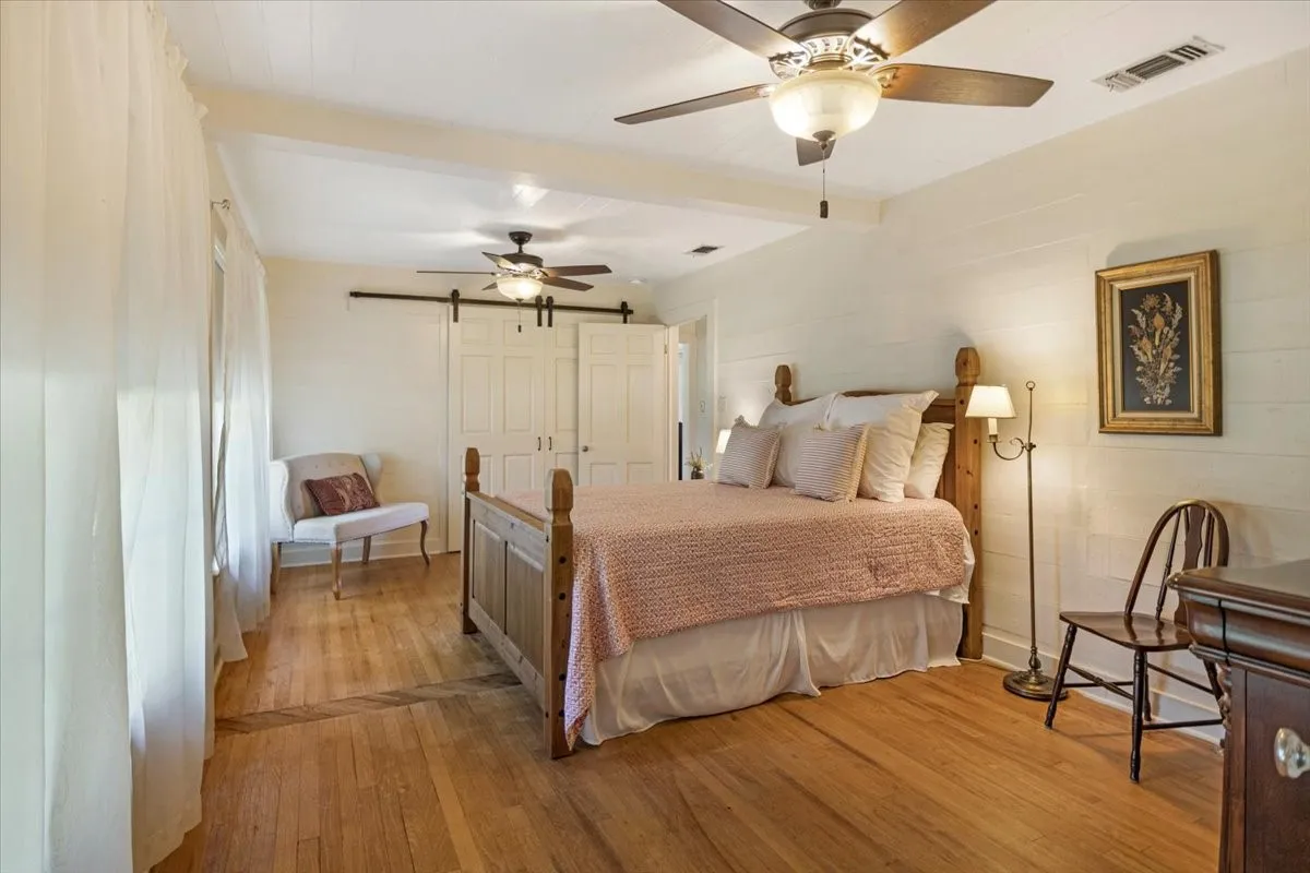 Single Family Residence For Sale in Smith County , 20272 County Road 4126, Lindale, Texas 75771, 5 Bedroom, 4 Bathroom, 2 Garage spaces, 4,125 Sqft, built in 1925, mls#21369182, Real Estate Agent in Lindale, Homes For Sale in Smith county, Homes For Sale in Lindale, Realtor in Lindale Texas, Real Estate Brokerage Independent Realty Texas, Luminita Cordes Realtor