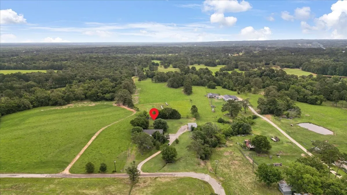Single Family Residence For Sale in Smith County , 20272 County Road 4126, Lindale, Texas 75771, 5 Bedroom, 4 Bathroom, 2 Garage spaces, 4,125 Sqft, built in 1925, mls#21369182, Real Estate Agent in Lindale, Homes For Sale in Smith county, Homes For Sale in Lindale, Realtor in Lindale Texas, Real Estate Brokerage Independent Realty Texas, Luminita Cordes Realtor