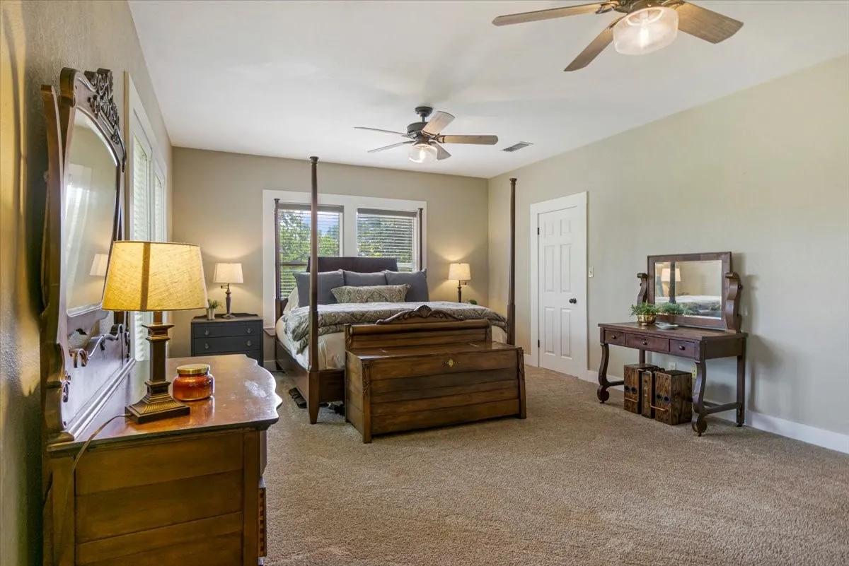 Single Family Residence For Sale in Smith County , 20272 County Road 4126, Lindale, Texas 75771, 5 Bedroom, 4 Bathroom, 2 Garage spaces, 4,125 Sqft, built in 1925, mls#21369182, Real Estate Agent in Lindale, Homes For Sale in Smith county, Homes For Sale in Lindale, Realtor in Lindale Texas, Real Estate Brokerage Independent Realty Texas, Luminita Cordes Realtor