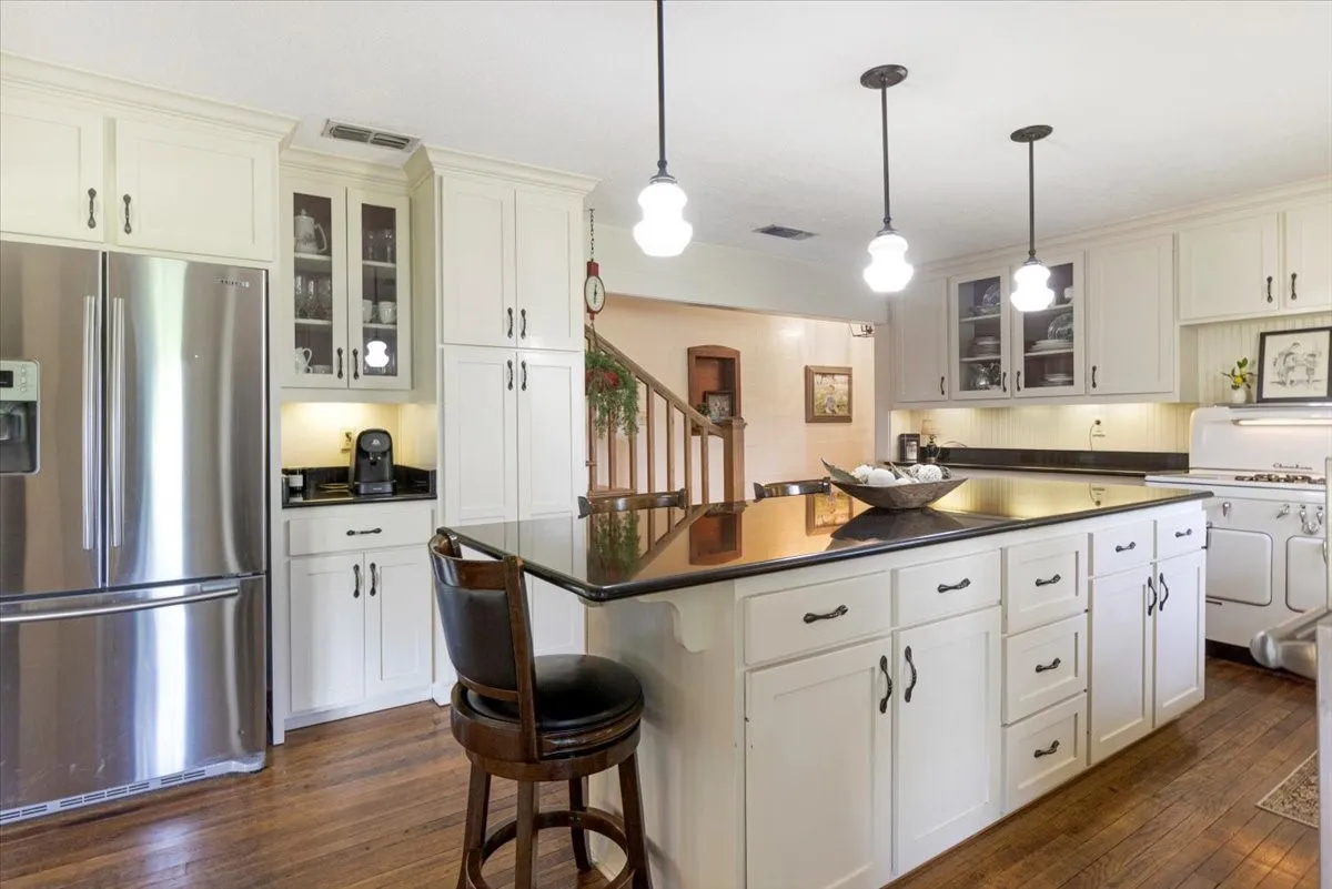 Single Family Residence For Sale in Smith County , 20272 County Road 4126, Lindale, Texas 75771, 5 Bedroom, 4 Bathroom, 2 Garage spaces, 4,125 Sqft, built in 1925, mls#21369182, Real Estate Agent in Lindale, Homes For Sale in Smith county, Homes For Sale in Lindale, Realtor in Lindale Texas, Real Estate Brokerage Independent Realty Texas, Luminita Cordes Realtor