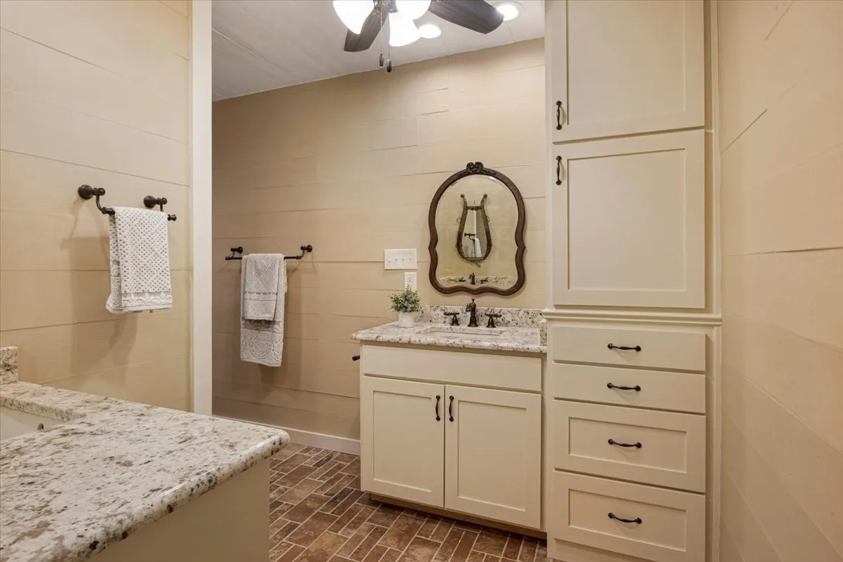 Single Family Residence For Sale in Smith County , 20272 County Road 4126, Lindale, Texas 75771, 5 Bedroom, 4 Bathroom, 2 Garage spaces, 4,125 Sqft, built in 1925, mls#21369182, Real Estate Agent in Lindale, Homes For Sale in Smith county, Homes For Sale in Lindale, Realtor in Lindale Texas, Real Estate Brokerage Independent Realty Texas, Luminita Cordes Realtor