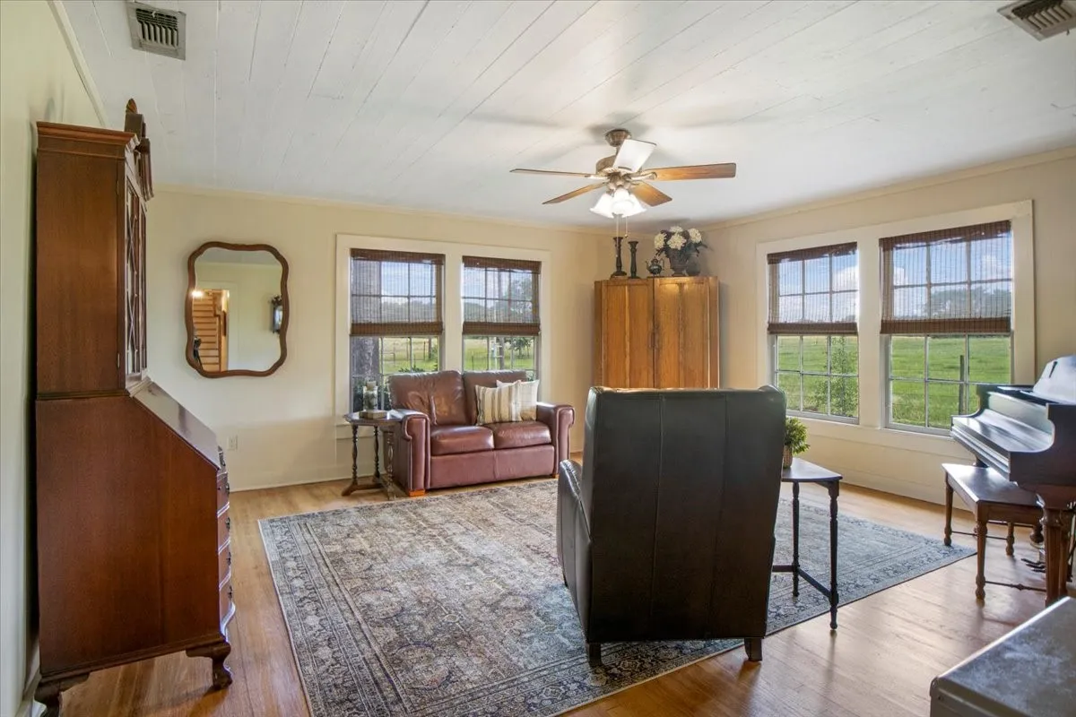 Single Family Residence For Sale in Smith County , 20272 County Road 4126, Lindale, Texas 75771, 5 Bedroom, 4 Bathroom, 2 Garage spaces, 4,125 Sqft, built in 1925, mls#21369182, Real Estate Agent in Lindale, Homes For Sale in Smith county, Homes For Sale in Lindale, Realtor in Lindale Texas, Real Estate Brokerage Independent Realty Texas, Luminita Cordes Realtor