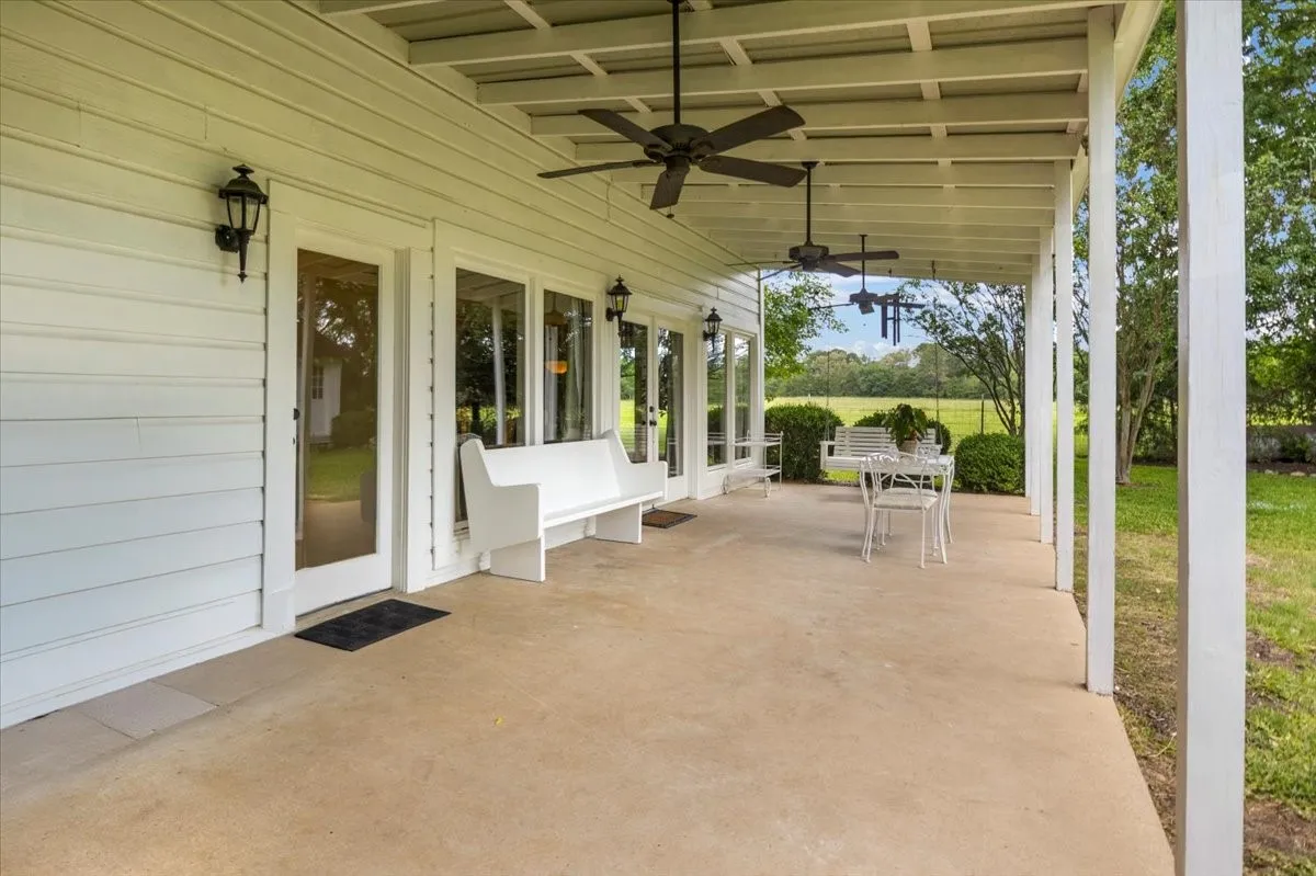 Single Family Residence For Sale in Smith County , 20272 County Road 4126, Lindale, Texas 75771, 5 Bedroom, 4 Bathroom, 2 Garage spaces, 4,125 Sqft, built in 1925, mls#21369182, Real Estate Agent in Lindale, Homes For Sale in Smith county, Homes For Sale in Lindale, Realtor in Lindale Texas, Real Estate Brokerage Independent Realty Texas, Luminita Cordes Realtor