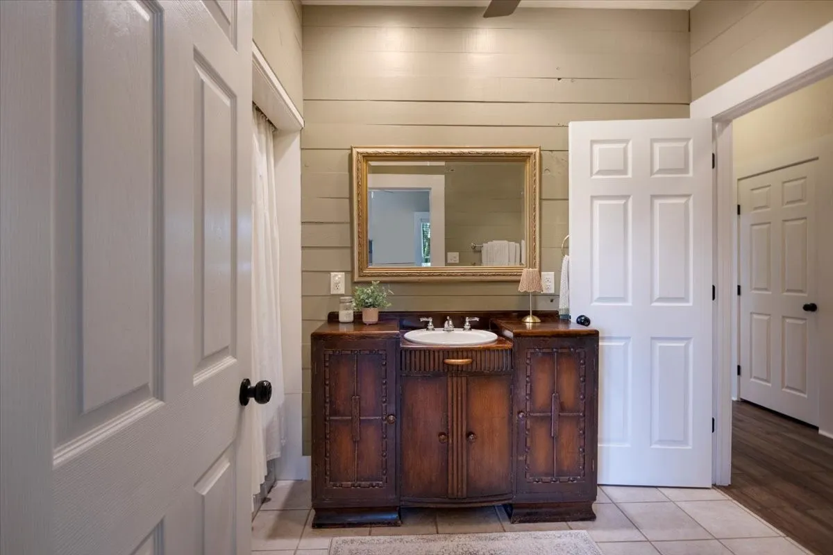 Single Family Residence For Sale in Smith County , 20272 County Road 4126, Lindale, Texas 75771, 5 Bedroom, 4 Bathroom, 2 Garage spaces, 4,125 Sqft, built in 1925, mls#21369182, Real Estate Agent in Lindale, Homes For Sale in Smith county, Homes For Sale in Lindale, Realtor in Lindale Texas, Real Estate Brokerage Independent Realty Texas, Luminita Cordes Realtor