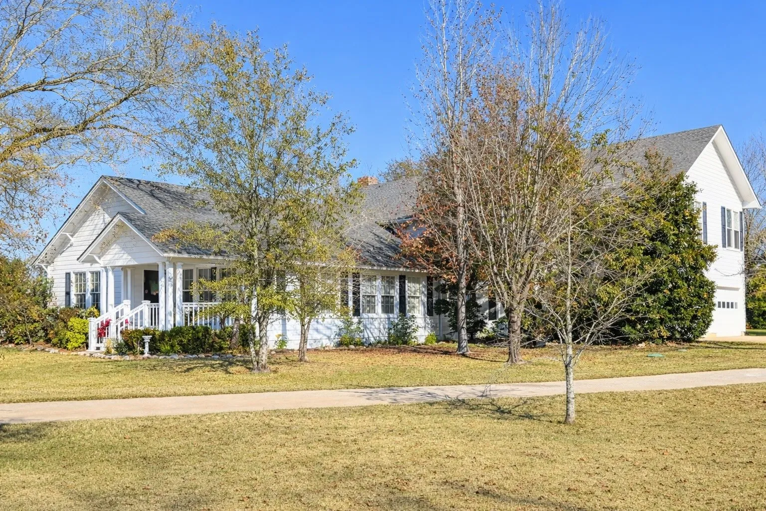 Single Family Residence For Sale in Smith County , 20272 County Road 4126, Lindale, Texas 75771, 5 Bedroom, 4 Bathroom, 2 Garage spaces, 4,125 Sqft, built in 1925, mls#21369182, Real Estate Agent in Lindale, Homes For Sale in Smith county, Homes For Sale in Lindale, Realtor in Lindale Texas, Real Estate Brokerage Independent Realty Texas, Luminita Cordes Realtor