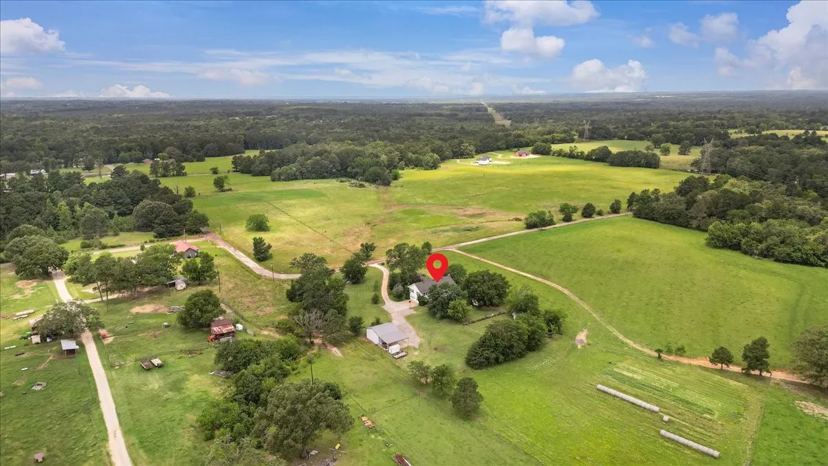Single Family Residence For Sale in Smith County , 20272 County Road 4126, Lindale, Texas 75771, 5 Bedroom, 4 Bathroom, 2 Garage spaces, 4,125 Sqft, built in 1925, mls#21369182, Real Estate Agent in Lindale, Homes For Sale in Smith county, Homes For Sale in Lindale, Realtor in Lindale Texas, Real Estate Brokerage Independent Realty Texas, Luminita Cordes Realtor