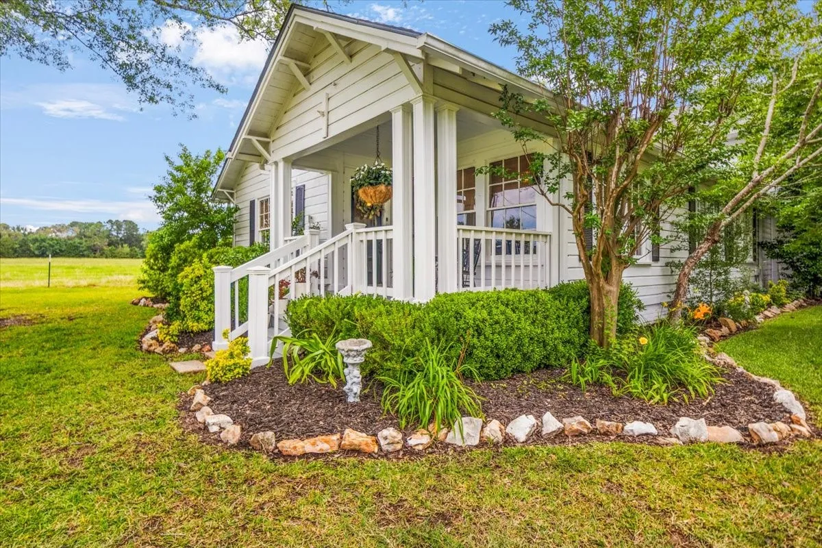 Single Family Residence For Sale in Smith County , 20272 County Road 4126, Lindale, Texas 75771, 5 Bedroom, 4 Bathroom, 2 Garage spaces, 4,125 Sqft, built in 1925, mls#21369182, Real Estate Agent in Lindale, Homes For Sale in Smith county, Homes For Sale in Lindale, Realtor in Lindale Texas, Real Estate Brokerage Independent Realty Texas, Luminita Cordes Realtor