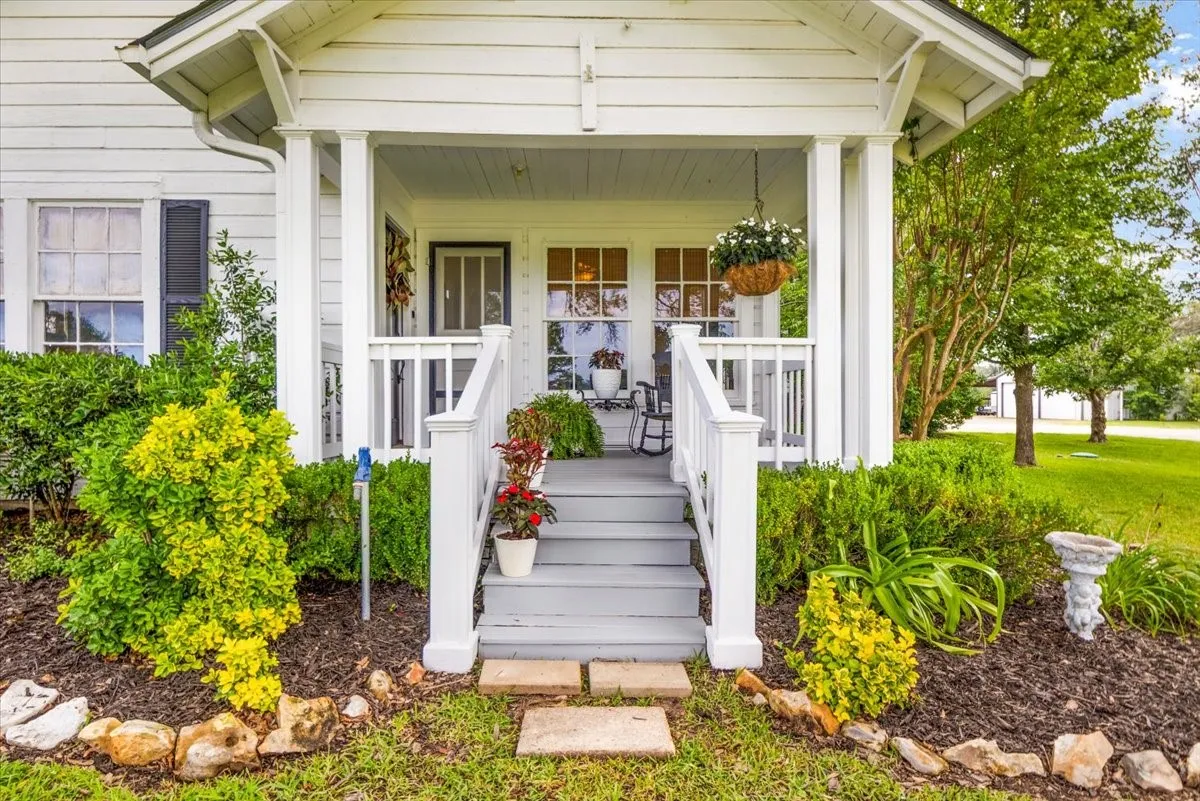 Single Family Residence For Sale in Smith County , 20272 County Road 4126, Lindale, Texas 75771, 5 Bedroom, 4 Bathroom, 2 Garage spaces, 4,125 Sqft, built in 1925, mls#21369182, Real Estate Agent in Lindale, Homes For Sale in Smith county, Homes For Sale in Lindale, Realtor in Lindale Texas, Real Estate Brokerage Independent Realty Texas, Luminita Cordes Realtor