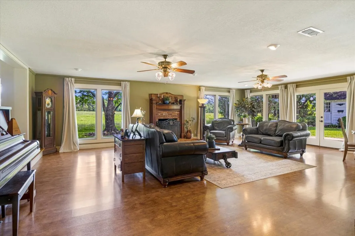 Single Family Residence For Sale in Smith County , 20272 County Road 4126, Lindale, Texas 75771, 5 Bedroom, 4 Bathroom, 2 Garage spaces, 4,125 Sqft, built in 1925, mls#21369182, Real Estate Agent in Lindale, Homes For Sale in Smith county, Homes For Sale in Lindale, Realtor in Lindale Texas, Real Estate Brokerage Independent Realty Texas, Luminita Cordes Realtor