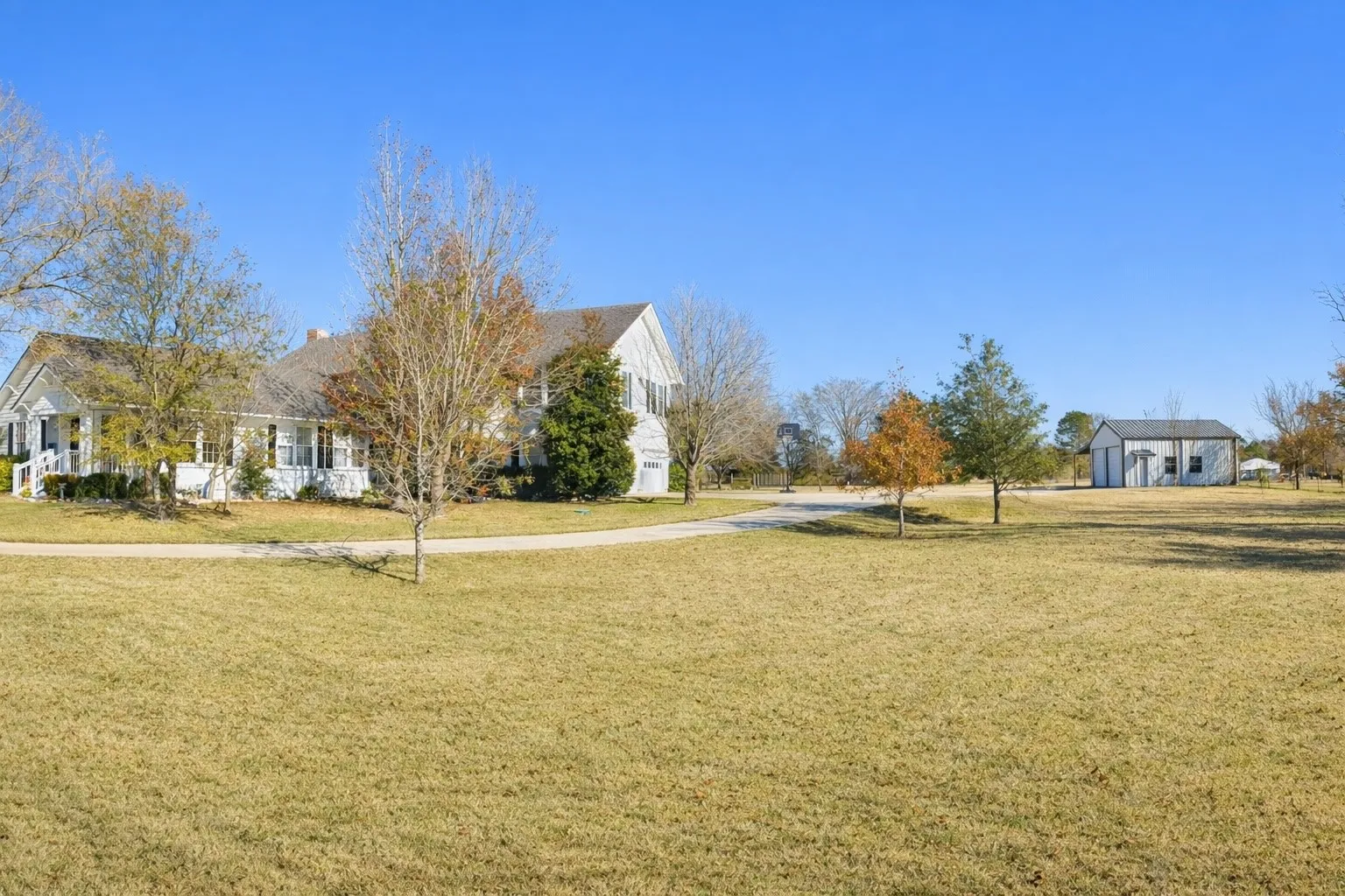 Single Family Residence For Sale in Smith County , 20272 County Road 4126, Lindale, Texas 75771, 5 Bedroom, 4 Bathroom, 2 Garage spaces, 4,125 Sqft, built in 1925, mls#21369182, Real Estate Agent in Lindale, Homes For Sale in Smith county, Homes For Sale in Lindale, Realtor in Lindale Texas, Real Estate Brokerage Independent Realty Texas, Luminita Cordes Realtor