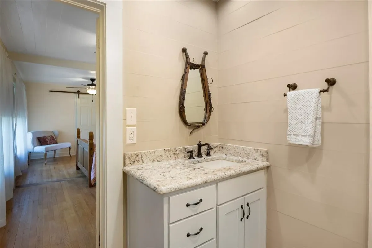 Single Family Residence For Sale in Smith County , 20272 County Road 4126, Lindale, Texas 75771, 5 Bedroom, 4 Bathroom, 2 Garage spaces, 4,125 Sqft, built in 1925, mls#21369182, Real Estate Agent in Lindale, Homes For Sale in Smith county, Homes For Sale in Lindale, Realtor in Lindale Texas, Real Estate Brokerage Independent Realty Texas, Luminita Cordes Realtor