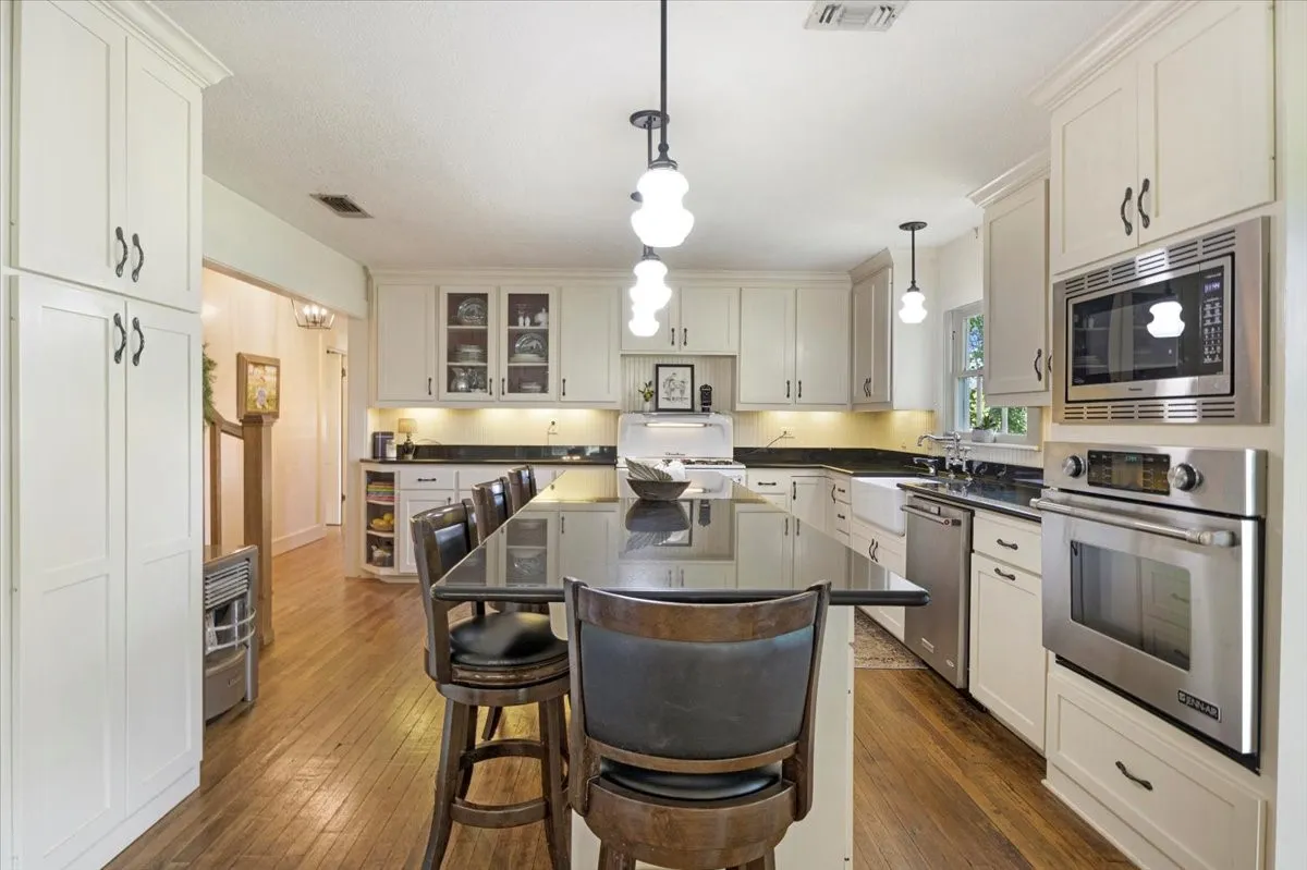 Single Family Residence For Sale in Smith County , 20272 County Road 4126, Lindale, Texas 75771, 5 Bedroom, 4 Bathroom, 2 Garage spaces, 4,125 Sqft, built in 1925, mls#21369182, Real Estate Agent in Lindale, Homes For Sale in Smith county, Homes For Sale in Lindale, Realtor in Lindale Texas, Real Estate Brokerage Independent Realty Texas, Luminita Cordes Realtor